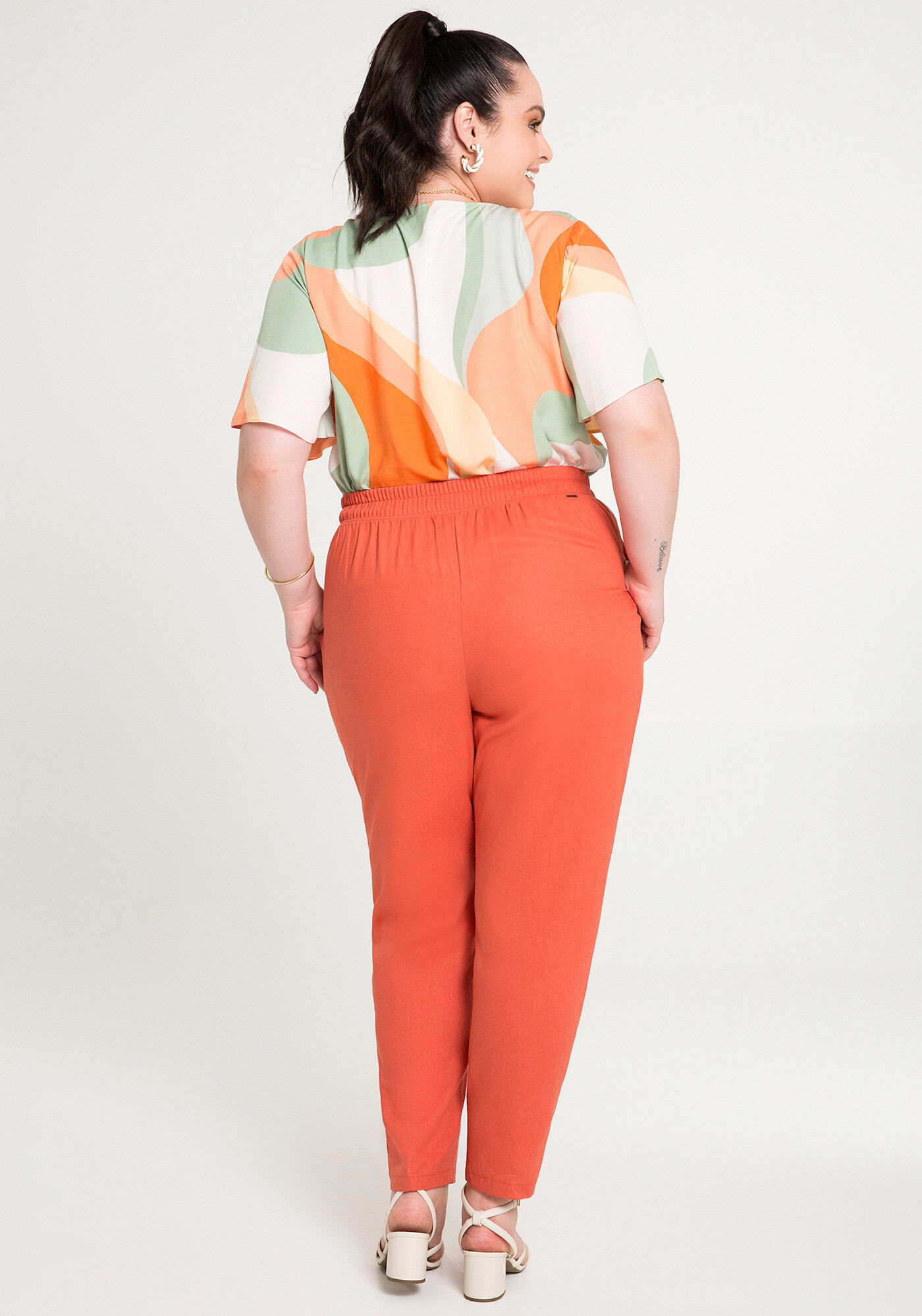 Cal&ccedil;a Plus Size Slim em Linho com Bolsos, , large.