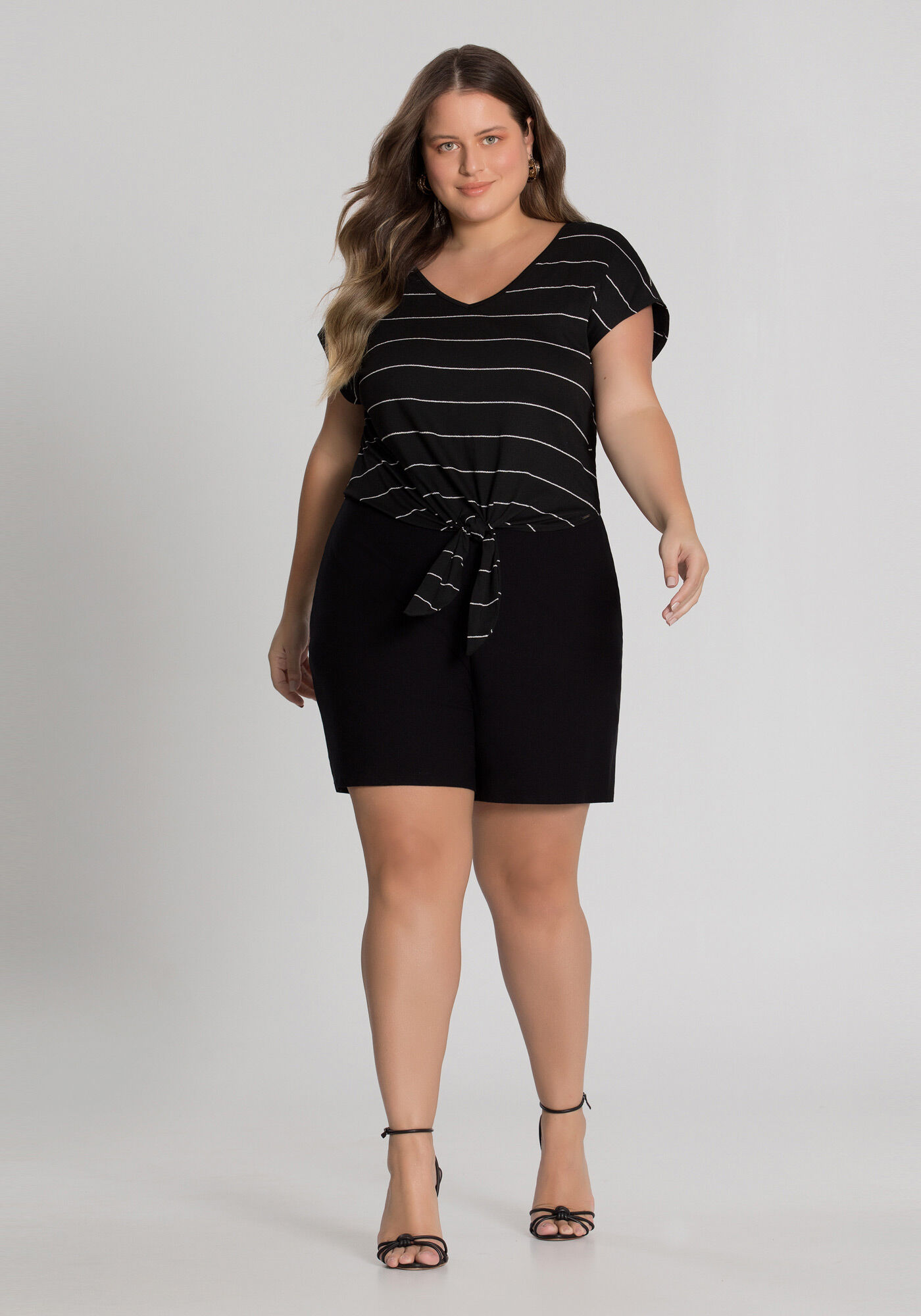 Macacão preto best sale curto plus size