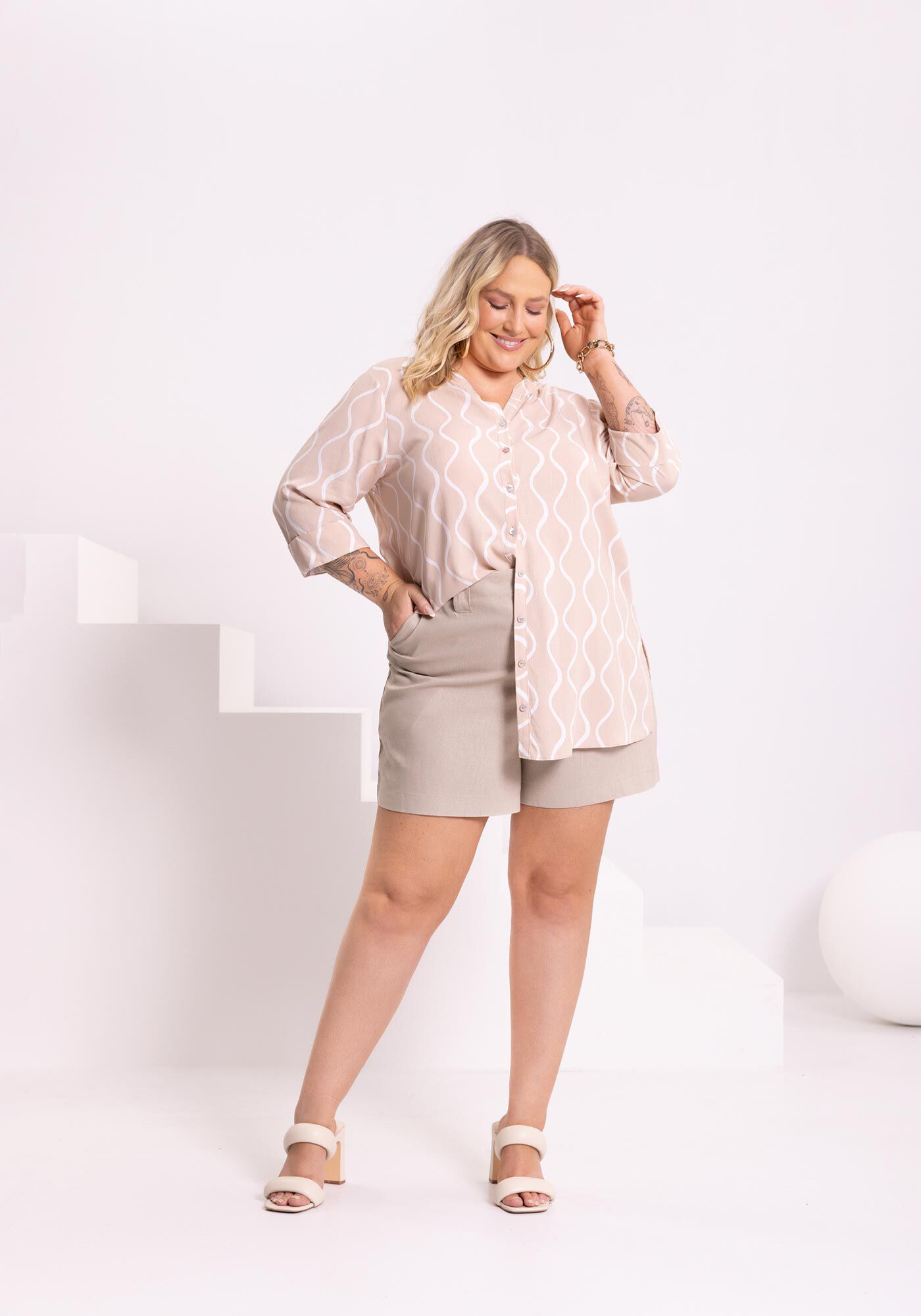 Camisa Alongada de Mangas M&eacute;dias Com Gola Padre Em Viscose, SIMPLICIDADE MARROM, large.