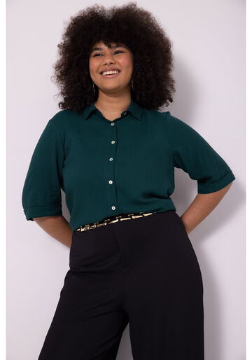 Camisa Plus Size Alongada Com Mangas 3/4 E Botões, VERDE ARABESQUE. Camisa Plus Size Alongada Com Mangas 3/4 E Botões, VERDE ARABESQUE, large.