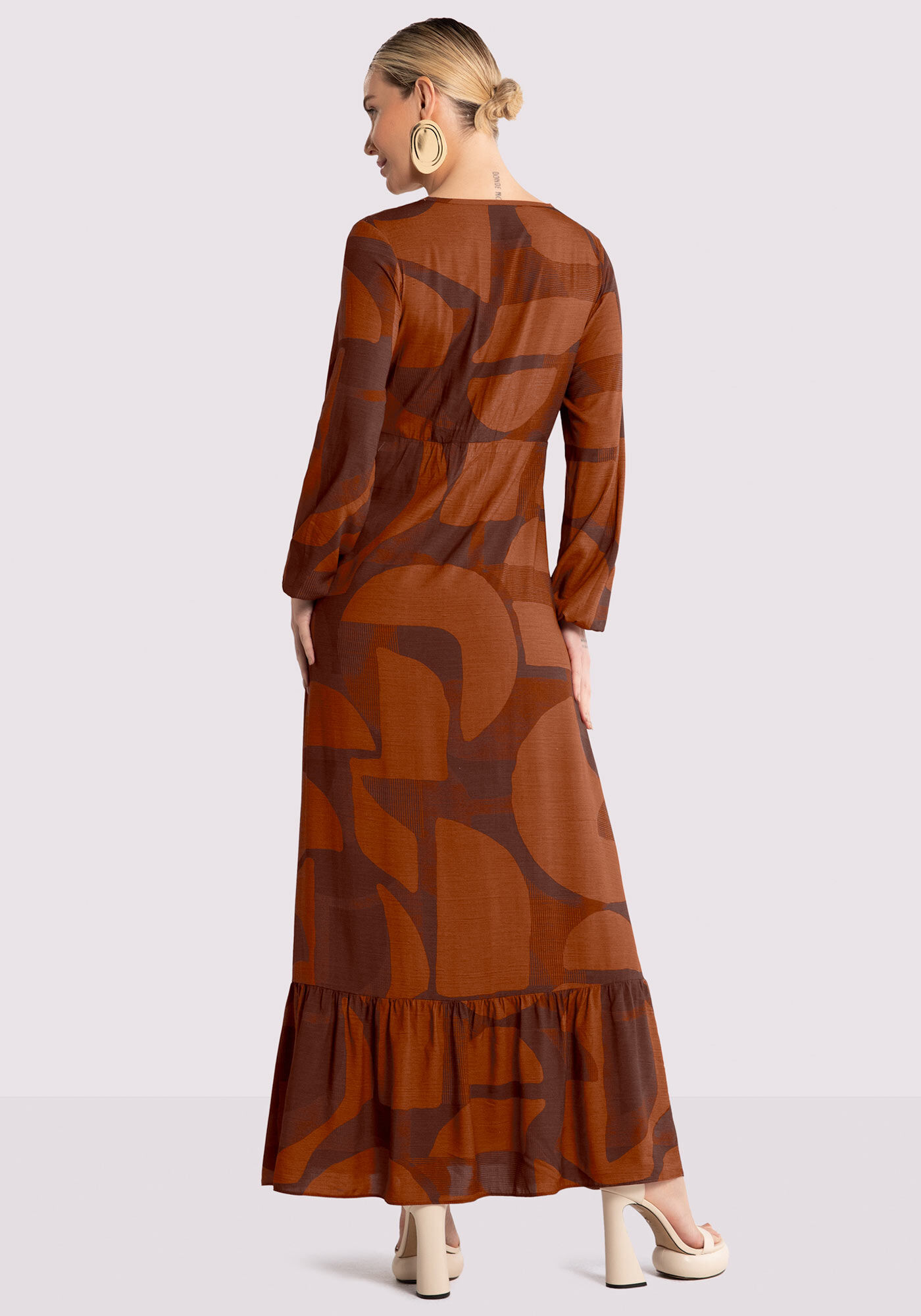 Vestido Longo Estampado em Viscose com Manga Longa, MOLDURA MARROM, large.