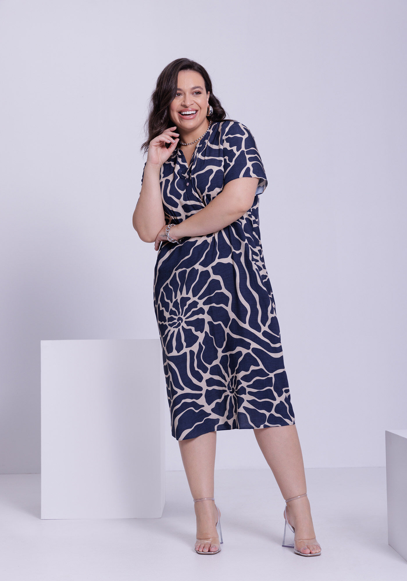 Vestido Midi Plus Size Estampado em Viscose com Gola V, ANIS MARINHO, large.