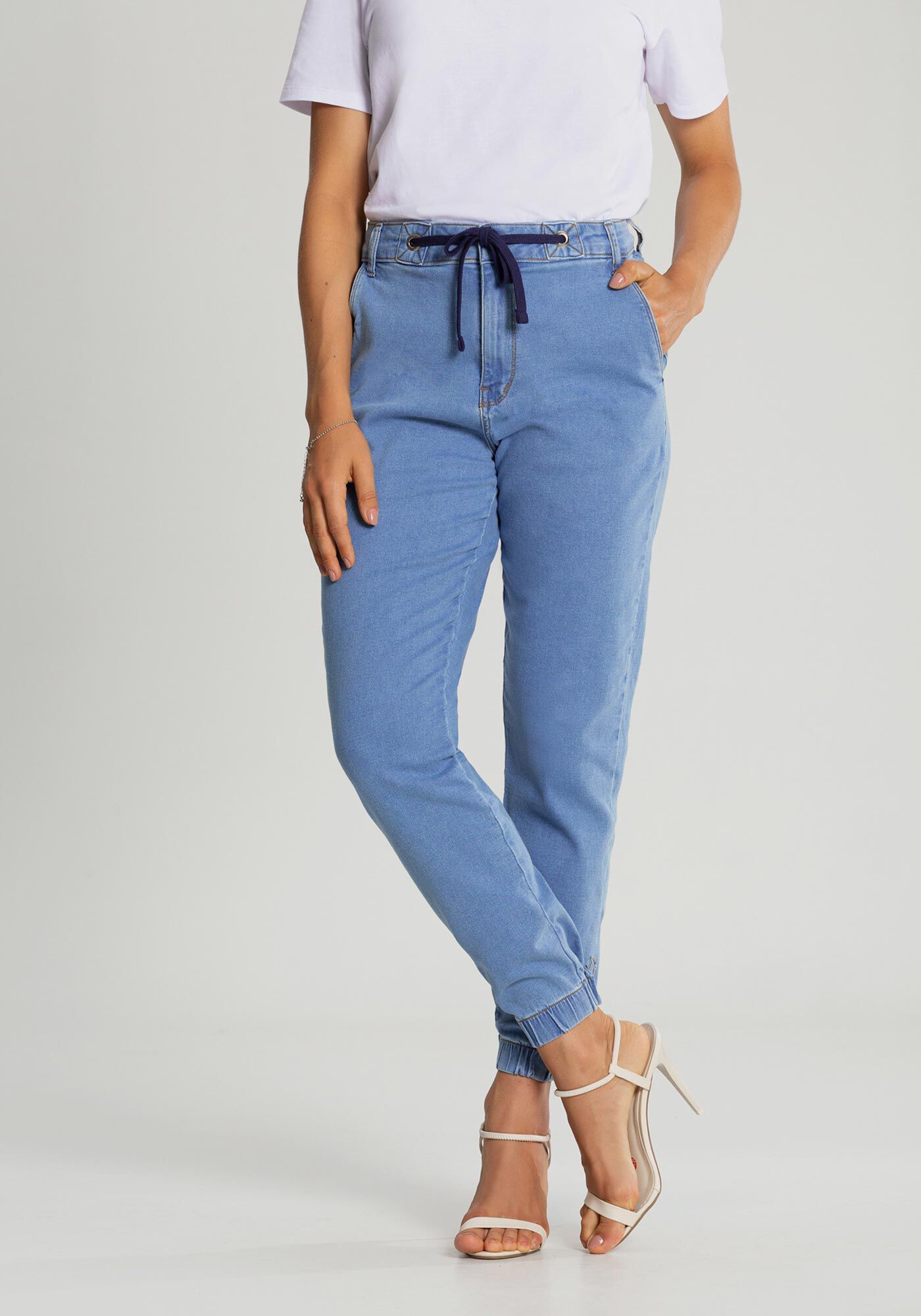 Calça jeans amarrada com sales cadarço
