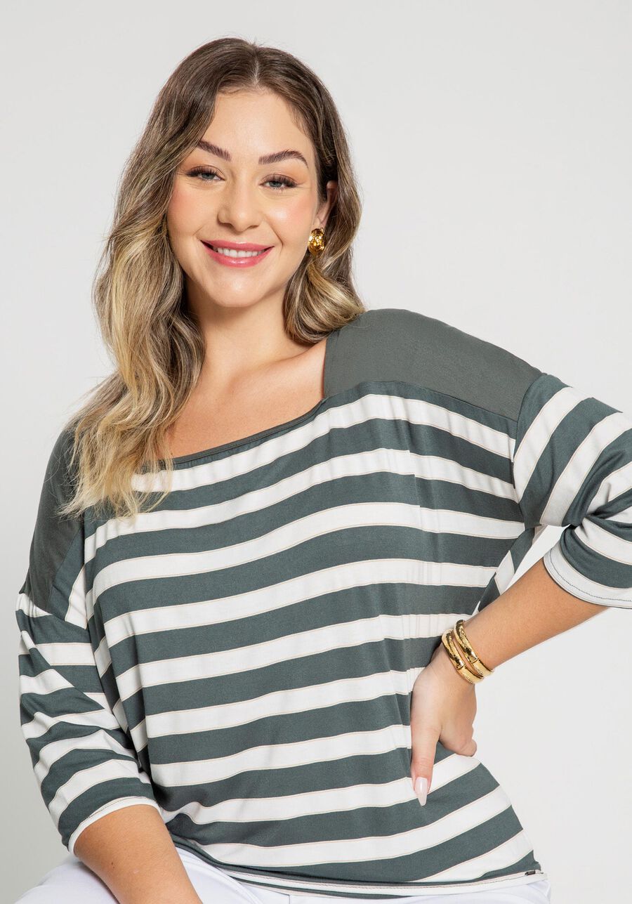 Blusa Manga 3/4 em Malha Listrada Plus Size, VERDE FURIA. Blusa Manga 3/4 em Malha Listrada Plus Size, VERDE FURIA, large.