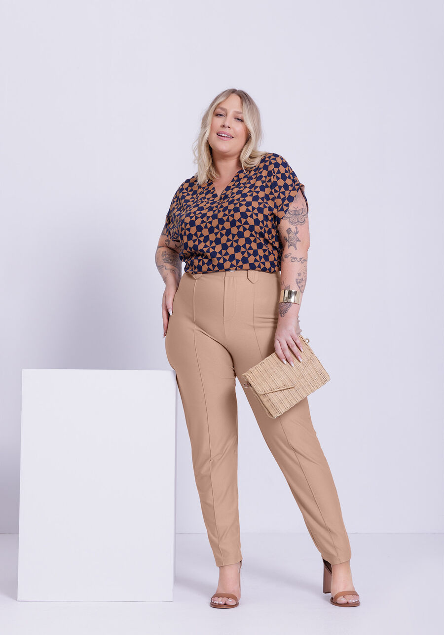Calça Slim Plus Size em Malha Crepe Alfaiataria, BEGE WOOL. Calça Slim Plus Size em Malha Crepe Alfaiataria, BEGE WOOL, large.