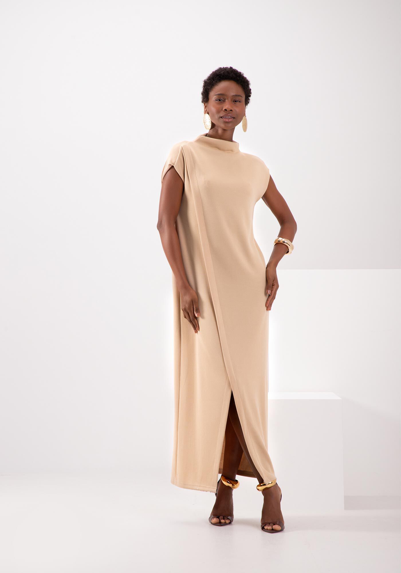 Vestido Midi Ch&aacute; Com Gola Alta Em Malha Tric&ocirc;, BEGE FOLCLORE, large.