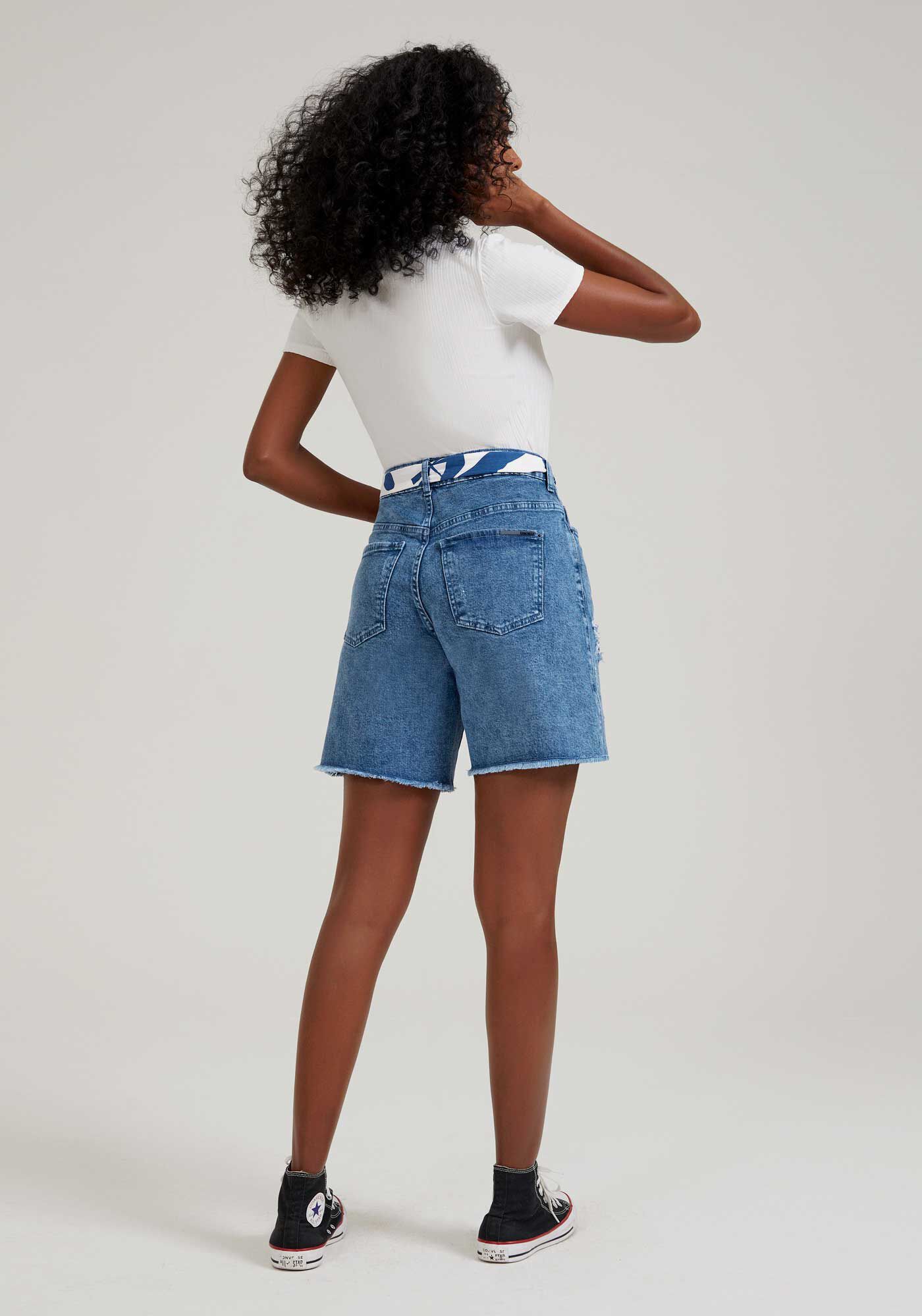 Shorts Jeans Boyfriend com Cinto Estampado Lunender