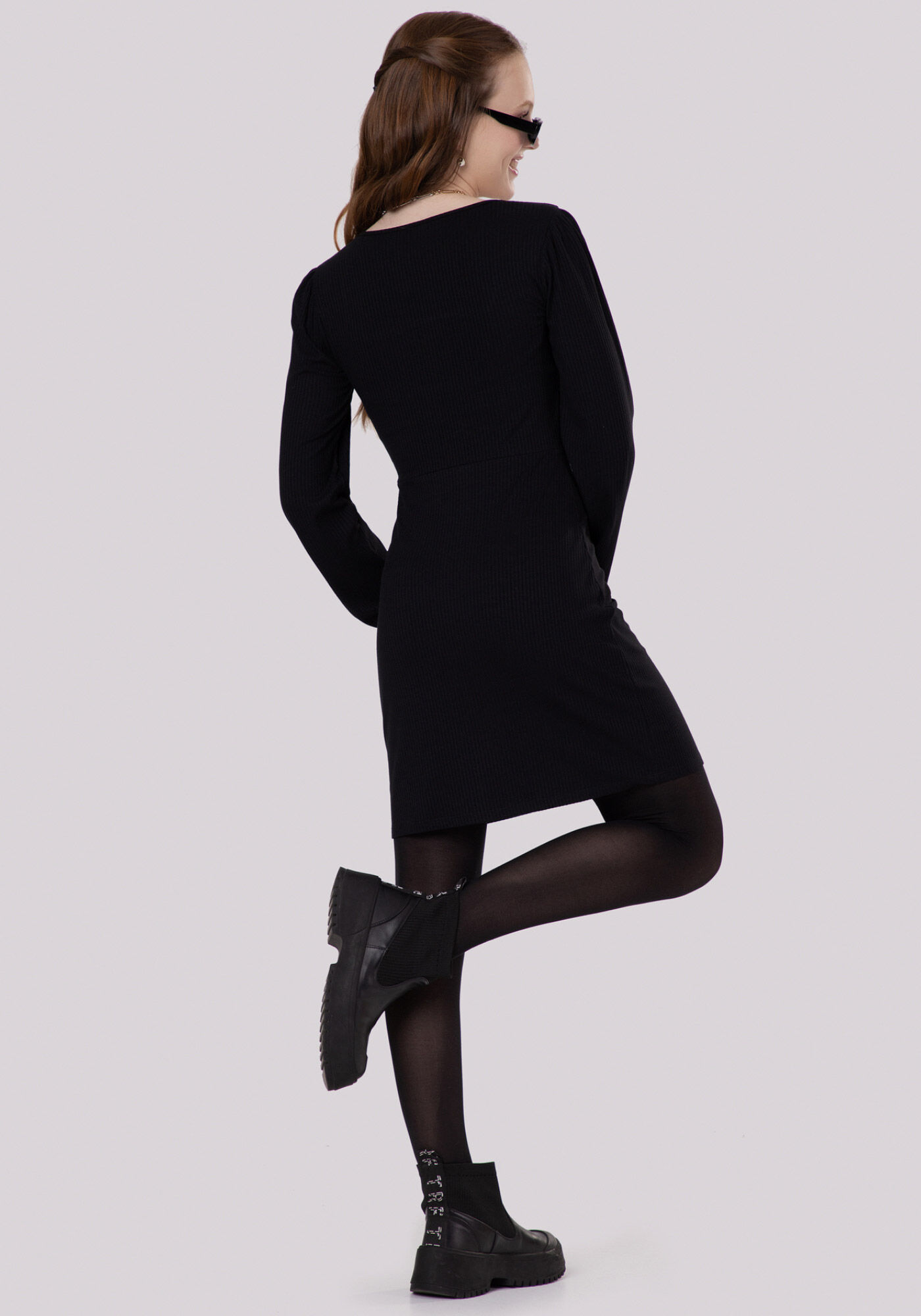 Vestido preto meia calça sales preta ou cor da pele