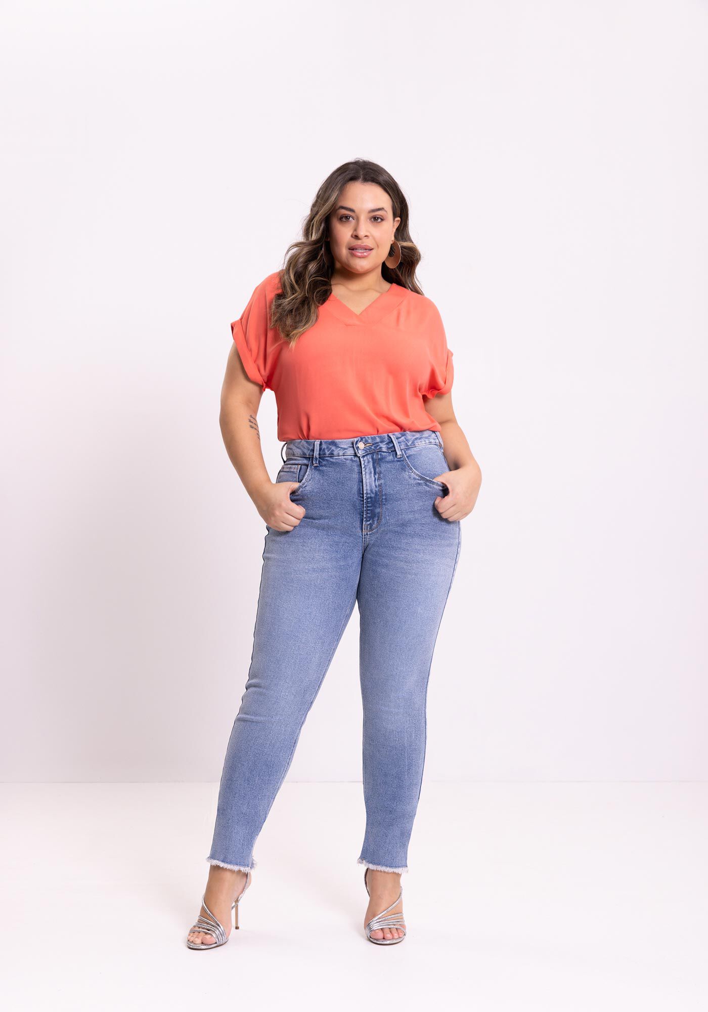 Cal&ccedil;a Jeans Skinny Cropped Com Cintura M&eacute;dia Chapa Barriga, , large.