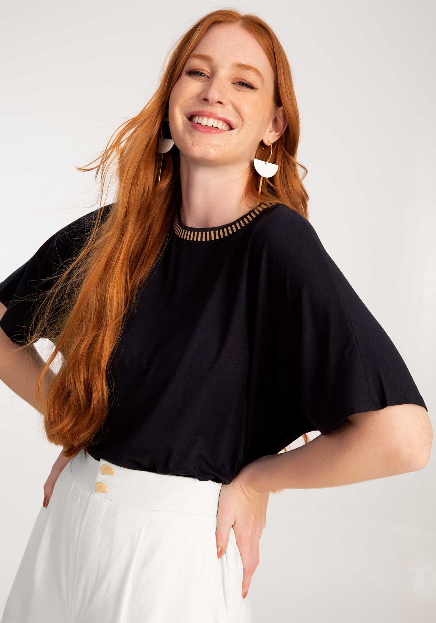 Blusa em Malha Viscose com Retil&iacute;nea Decote, , large.