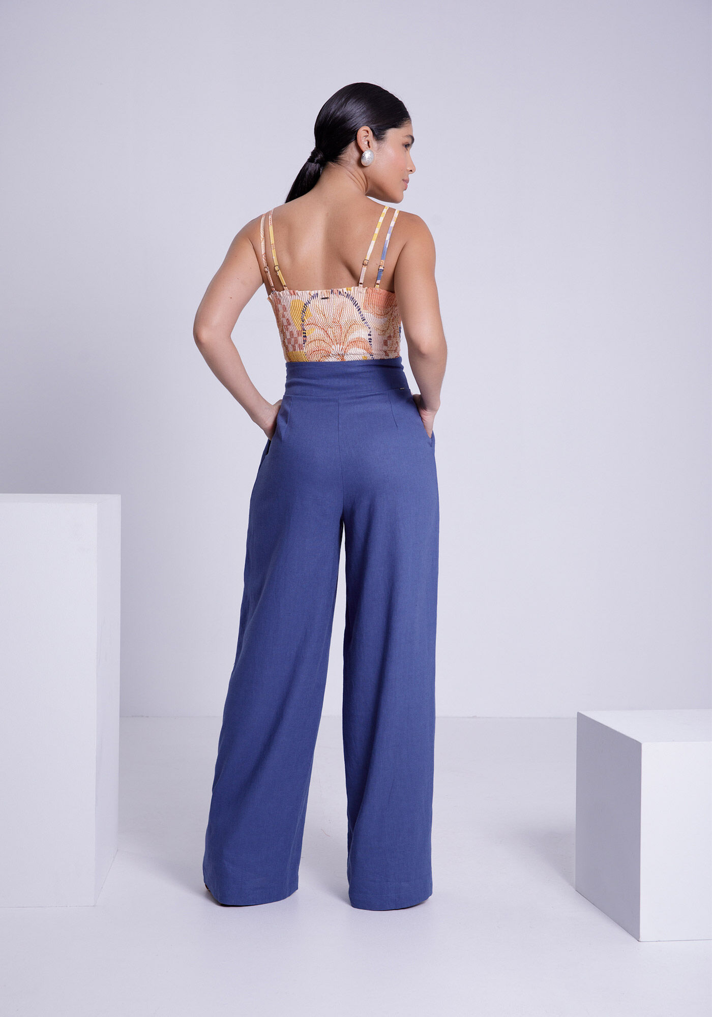 Blusa Cropped em Viscose Estampada com Detalhe Al&ccedil;as, , large.