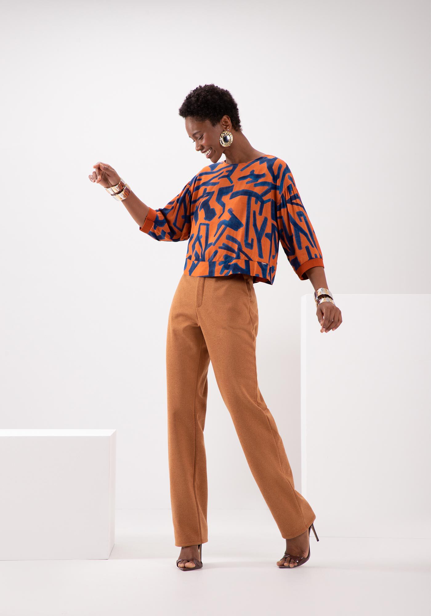 Blusa Cropped Estampada Com Mangas 3/4 Em Retil&iacute;nea, ABRACO LARANJA, large.