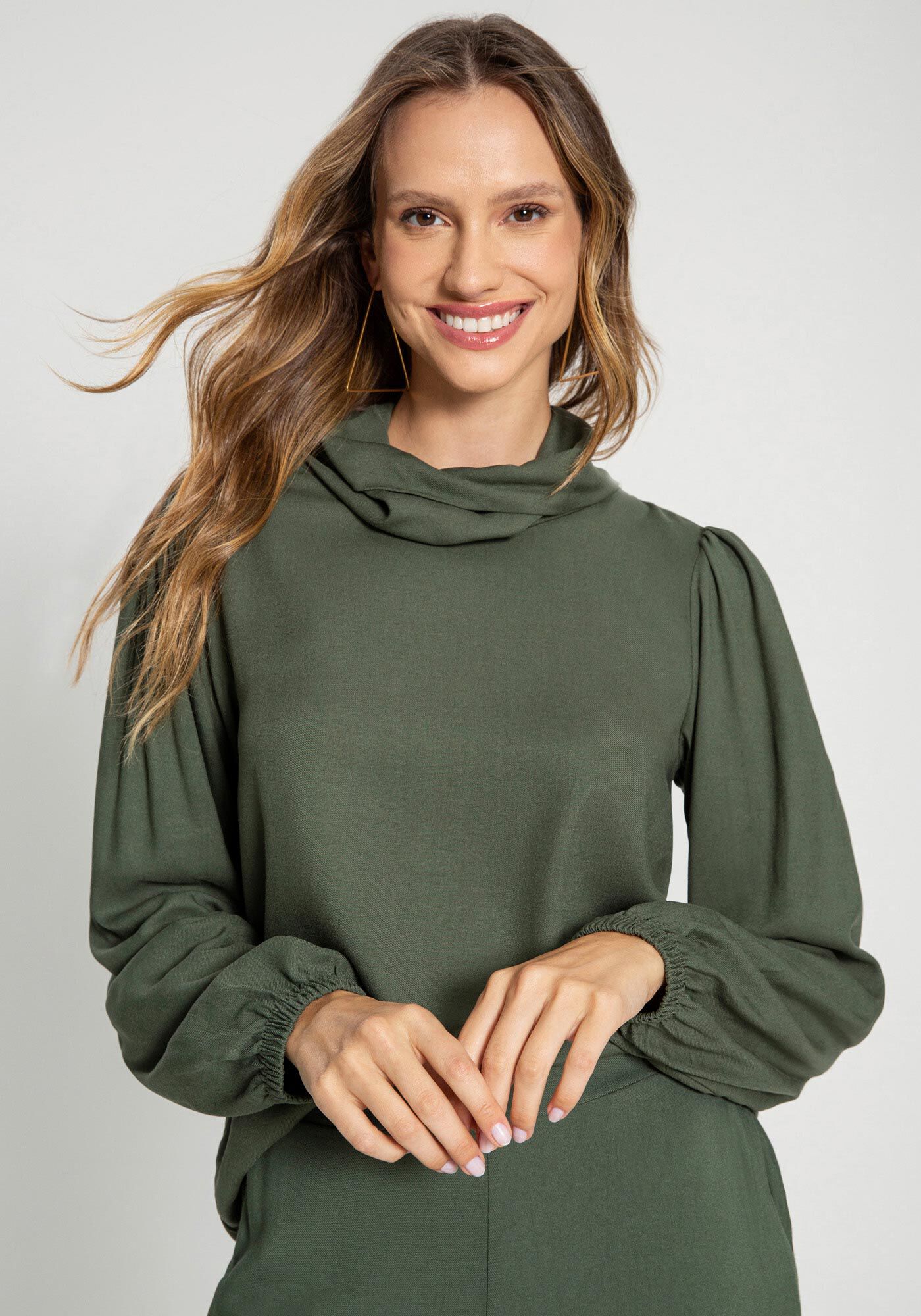 Blusa Ampla em Viscose Gola Alta, VERDE GOLF, large.