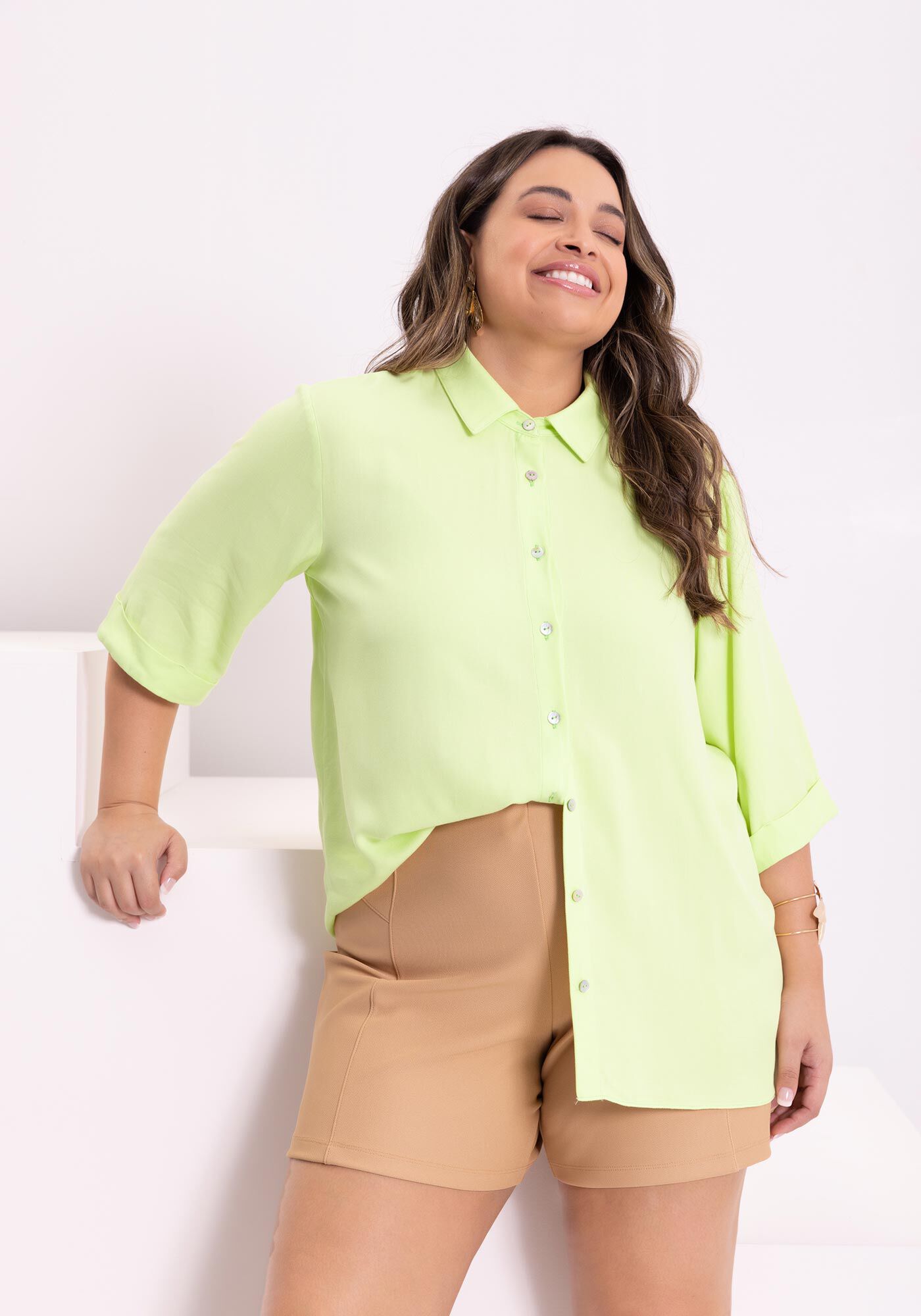 Camisa Plus Size Alongada Com Mangas 3/4 E Bot&otilde;es, VERDE NAMIBIA, large.