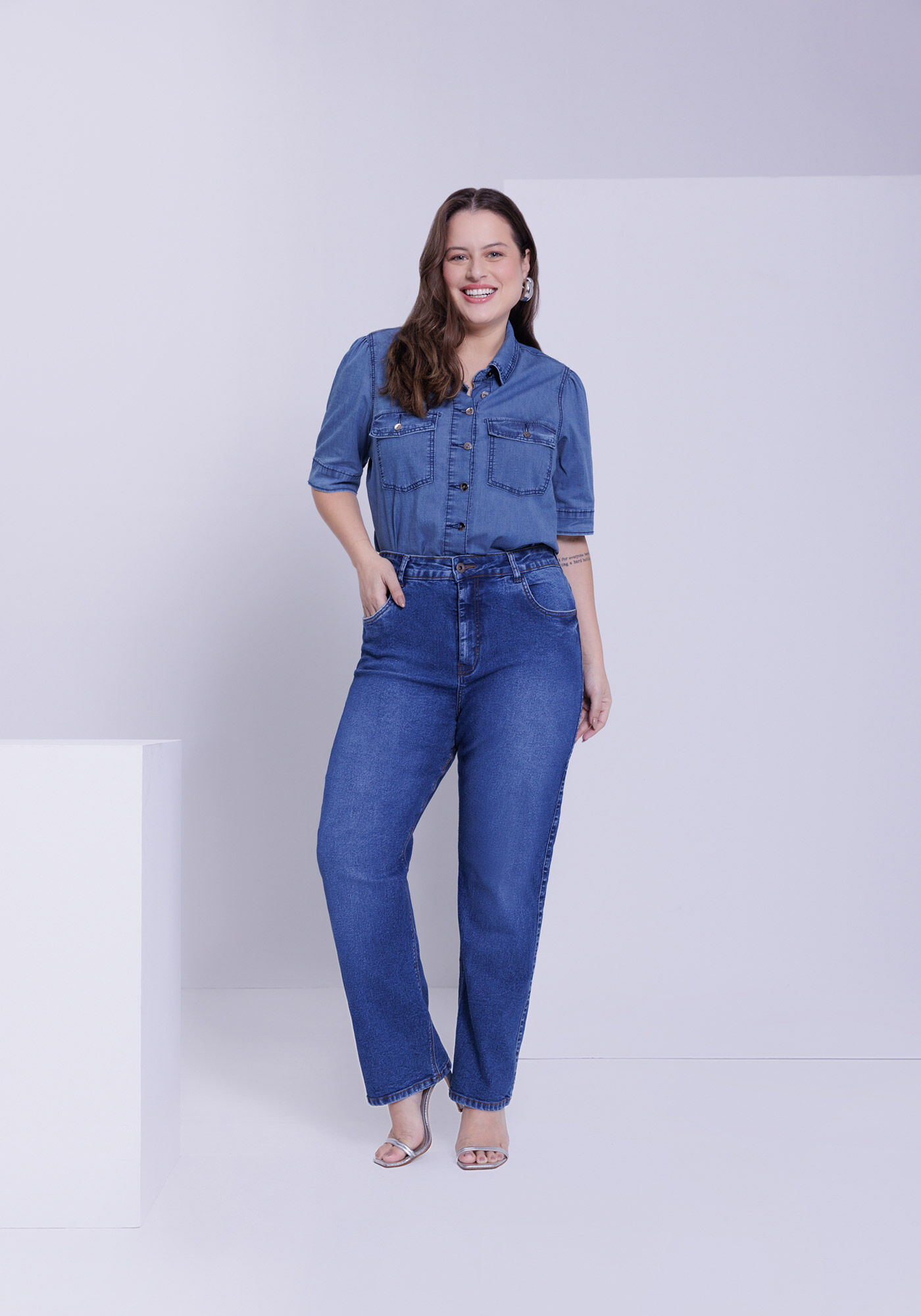 Camisa Jeans Plus Size Manga Curta com Bolso Lunender