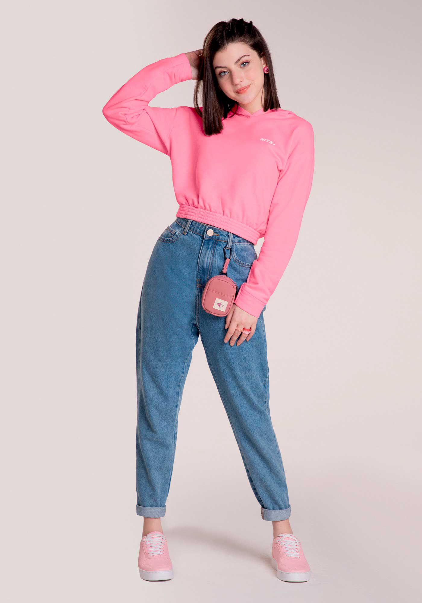 cropped moletom com capuz and jeans