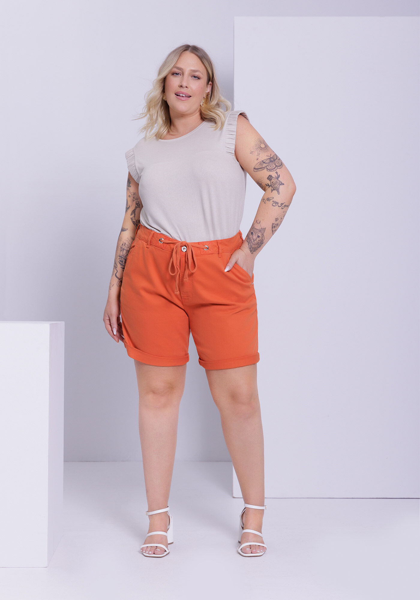 Shorts Boyfriend Plus Size Com Bolsos Em Sarja Com Elastano, LARANJA RUSTY, large.