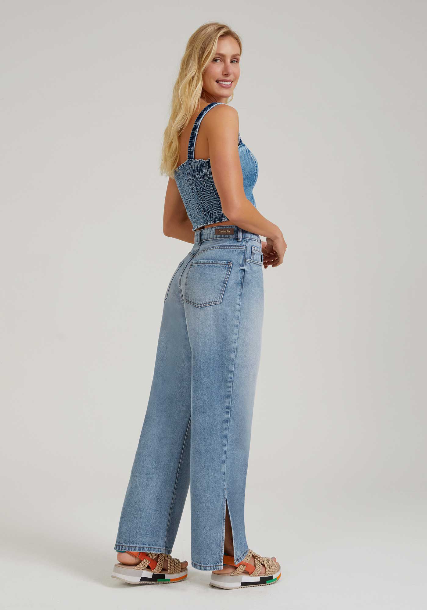 Calça com shop abertura na lateral