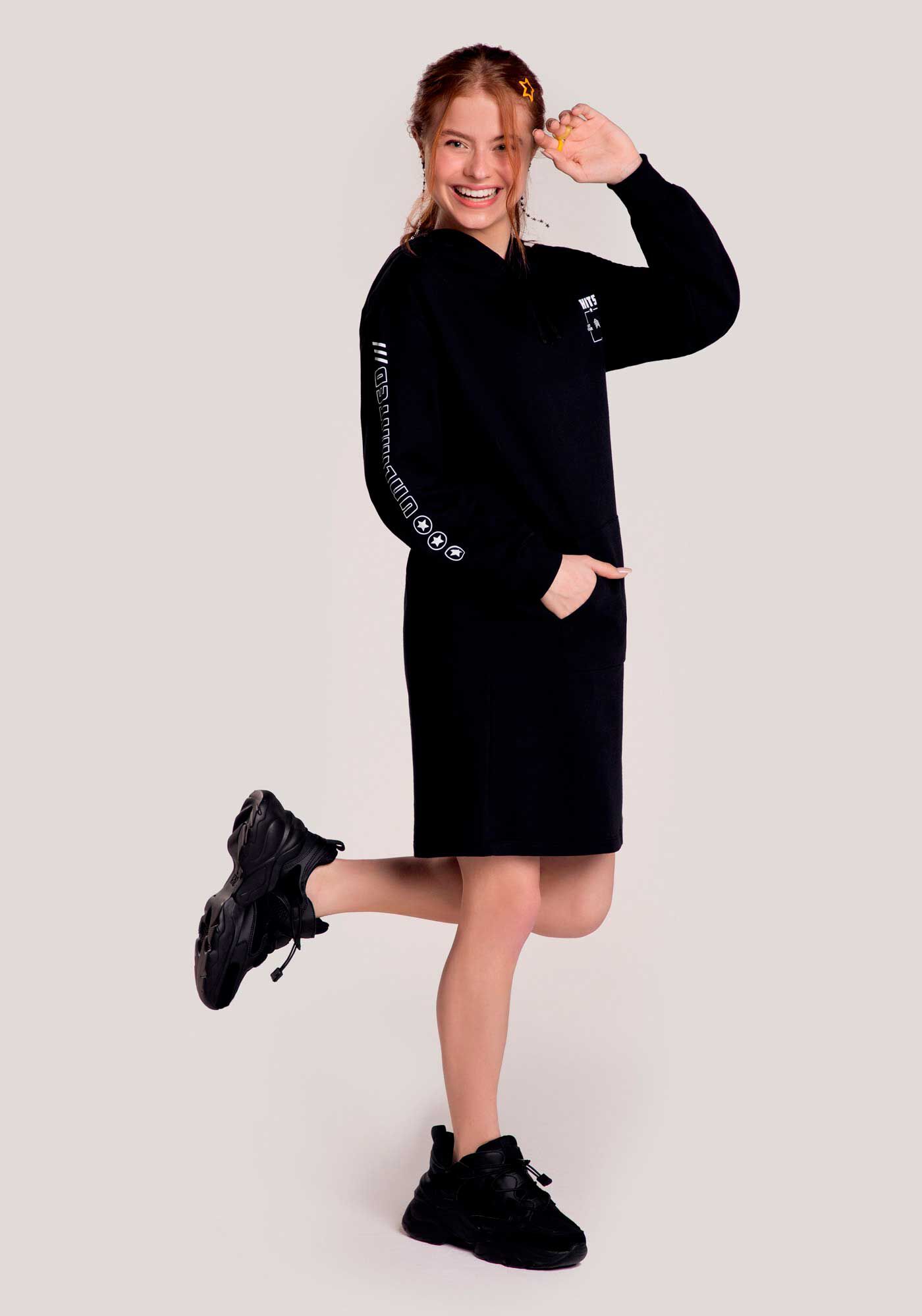 Vestido preto com capuz 2025