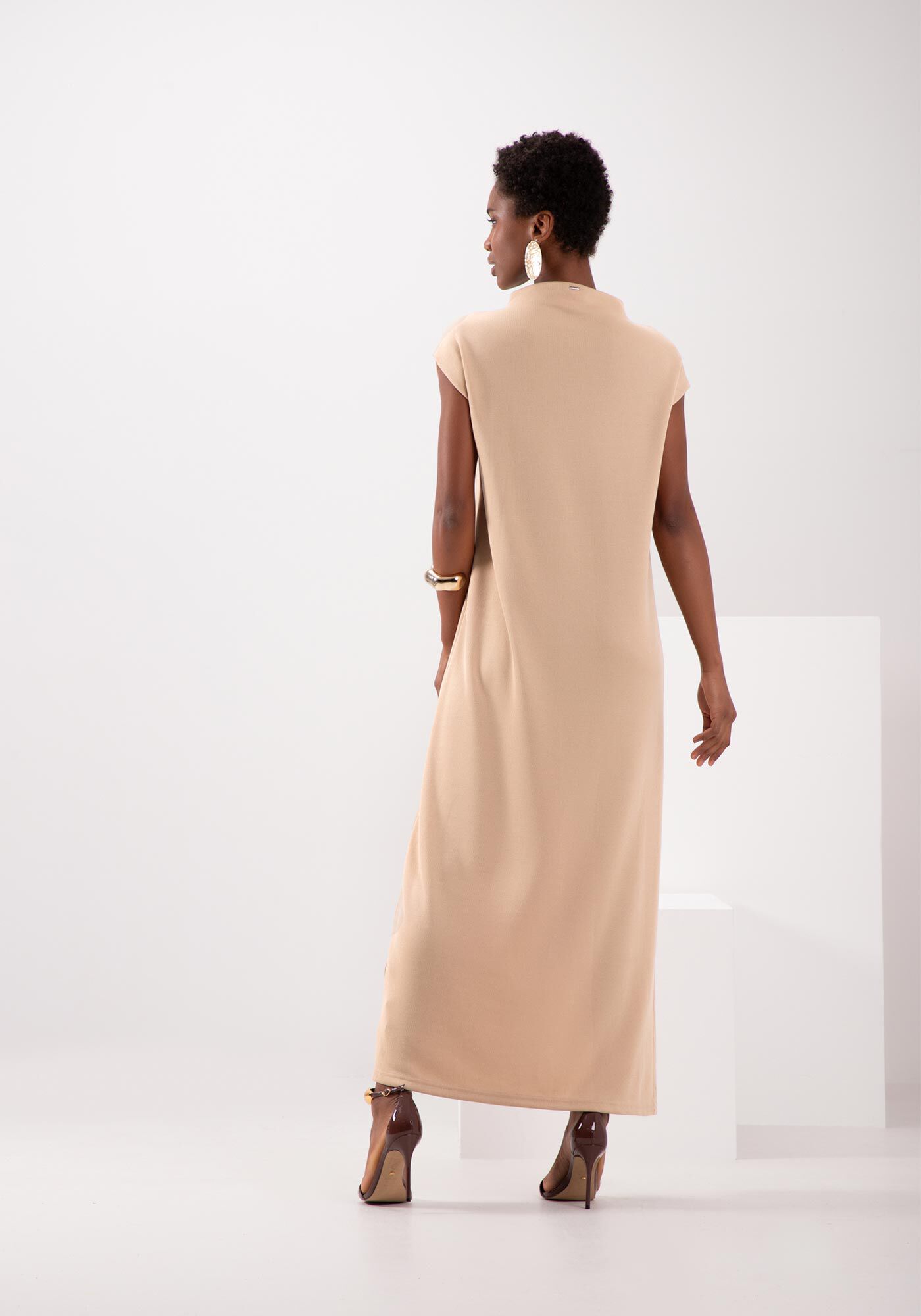 Vestido Midi Ch&aacute; Com Gola Alta Em Malha Tric&ocirc;, BEGE FOLCLORE, large.