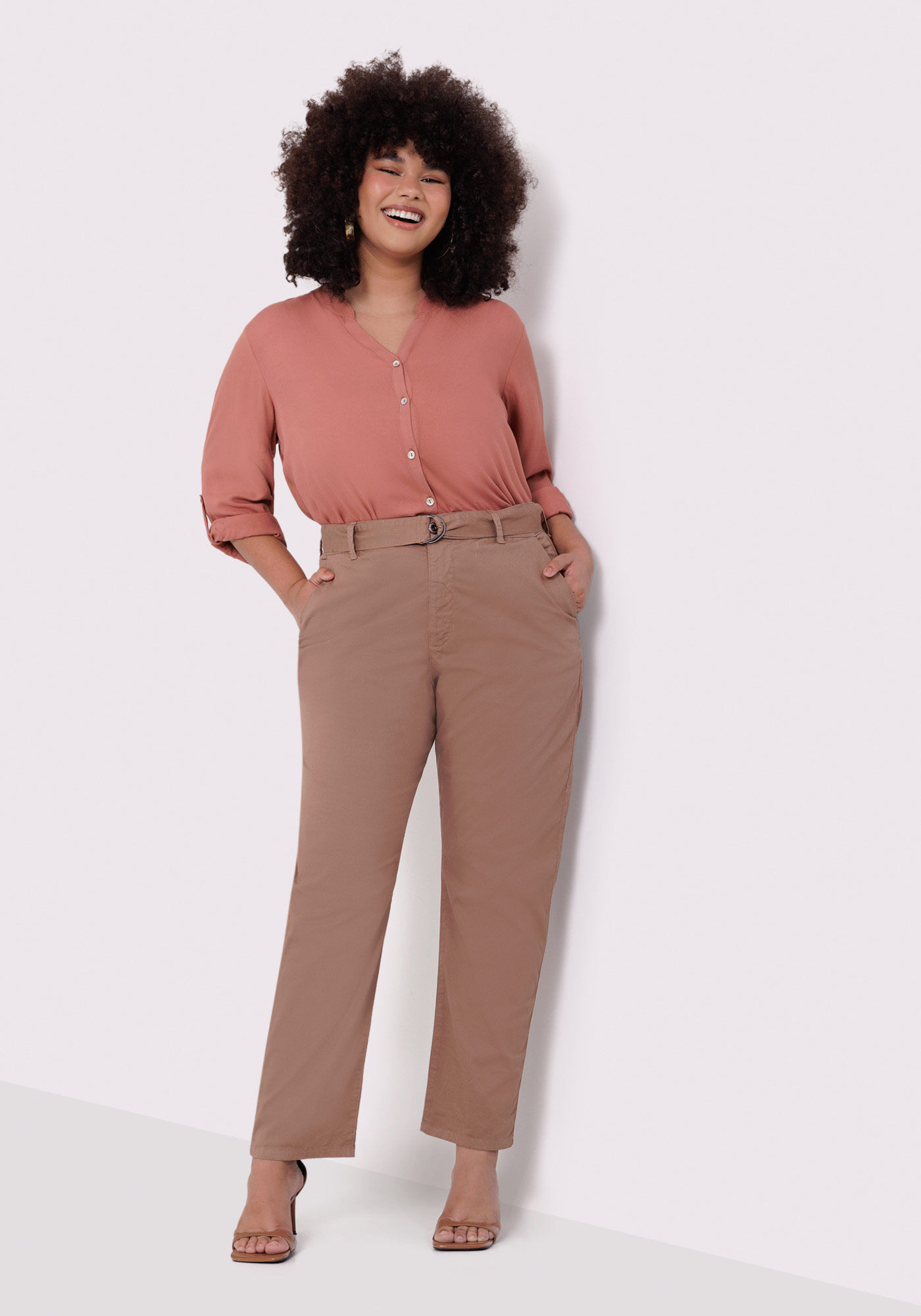 Cal&ccedil;a Sarja Reta Plus Size com Cinto, MARROM AVELA, large.