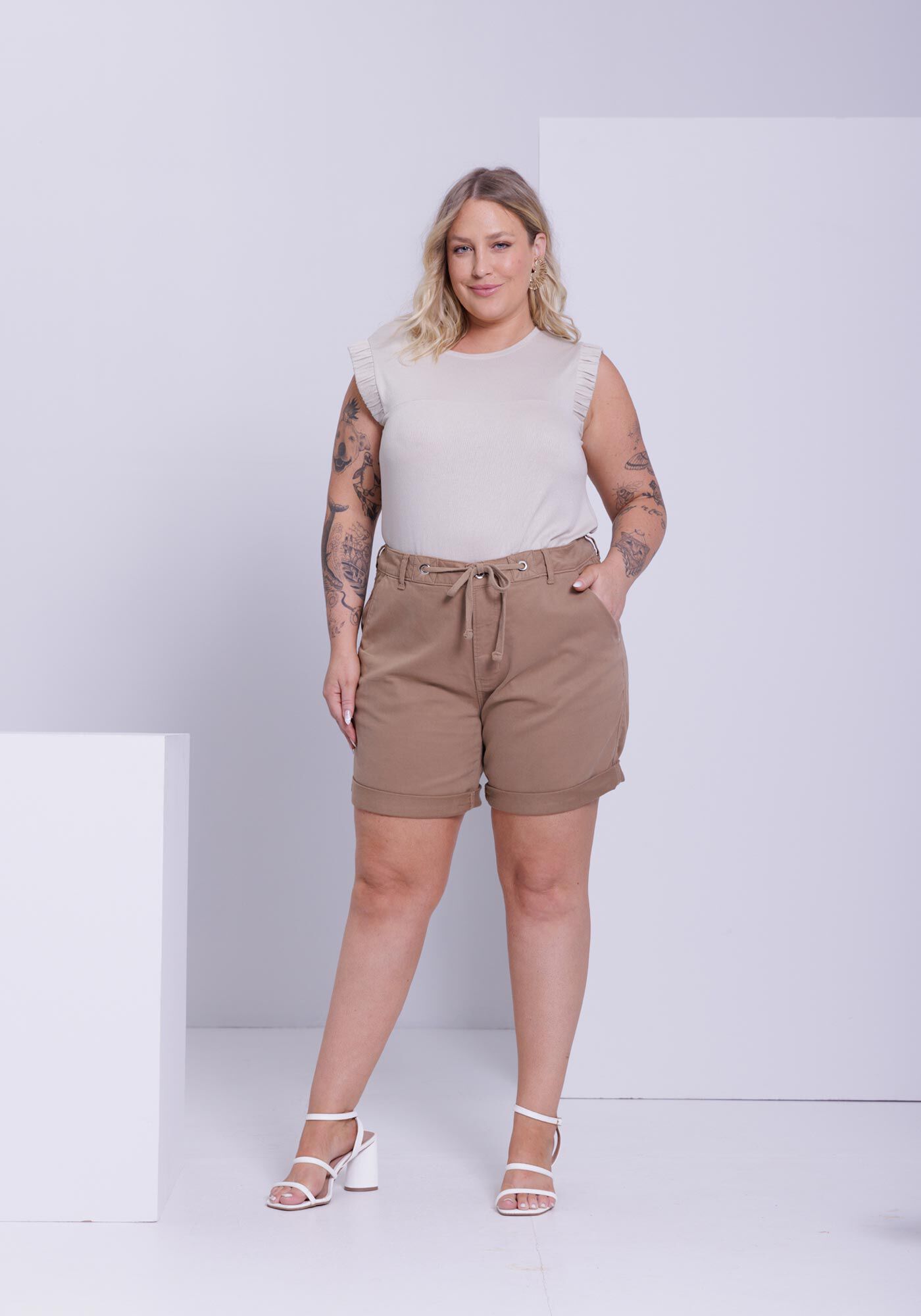 Shorts Boyfriend Plus Size Com Bolsos Em Sarja Com Elastano, MARROM AVELA, large.