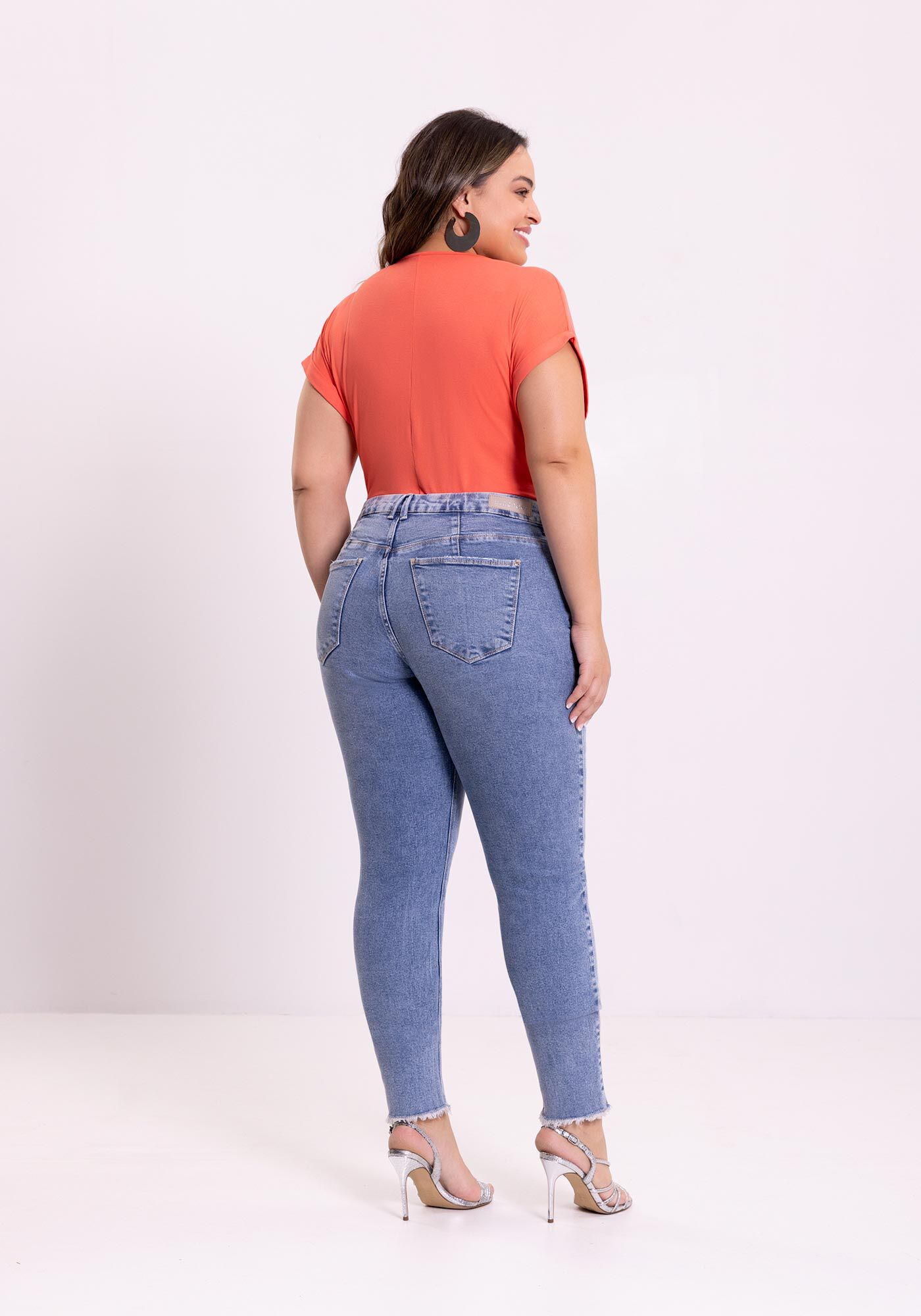 Cal&ccedil;a Jeans Skinny Cropped Com Cintura M&eacute;dia Chapa Barriga, , large.