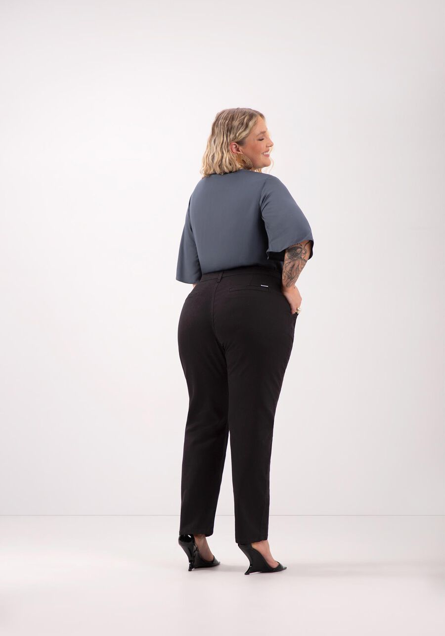 Calça Reta Em Sarja Amaciada Com Cintura Média Plus Size, PRETO REATIVO. Calça Reta Em Sarja Amaciada Com Cintura Média Plus Size, PRETO REATIVO, large.