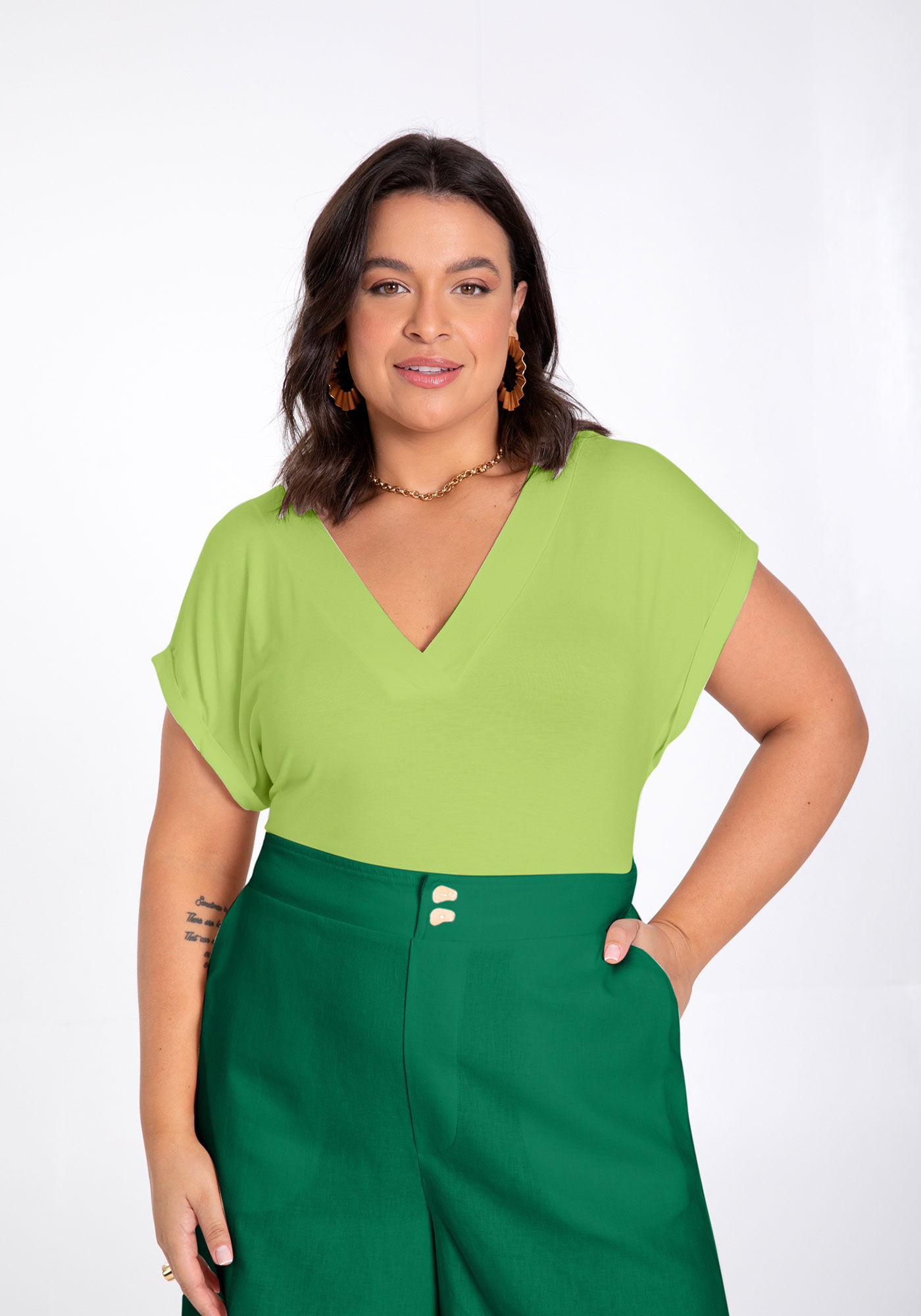 Blusa Plus Size em Malha Viscose com Decote V Lunender