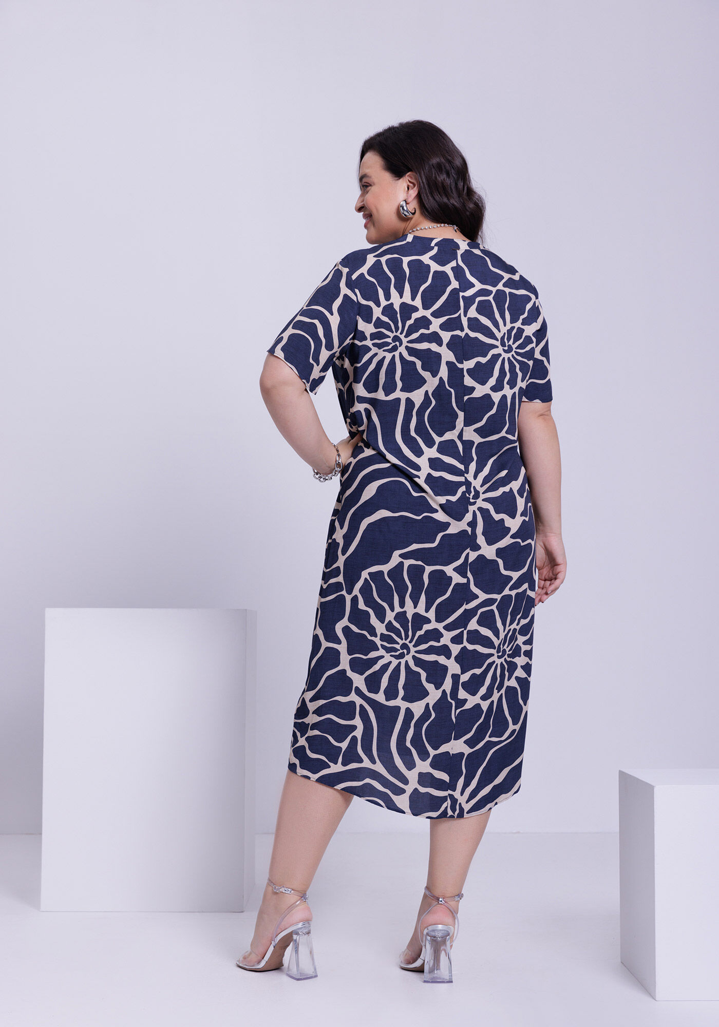 Vestido Midi Plus Size Estampado em Viscose com Gola V, ANIS MARINHO, large.
