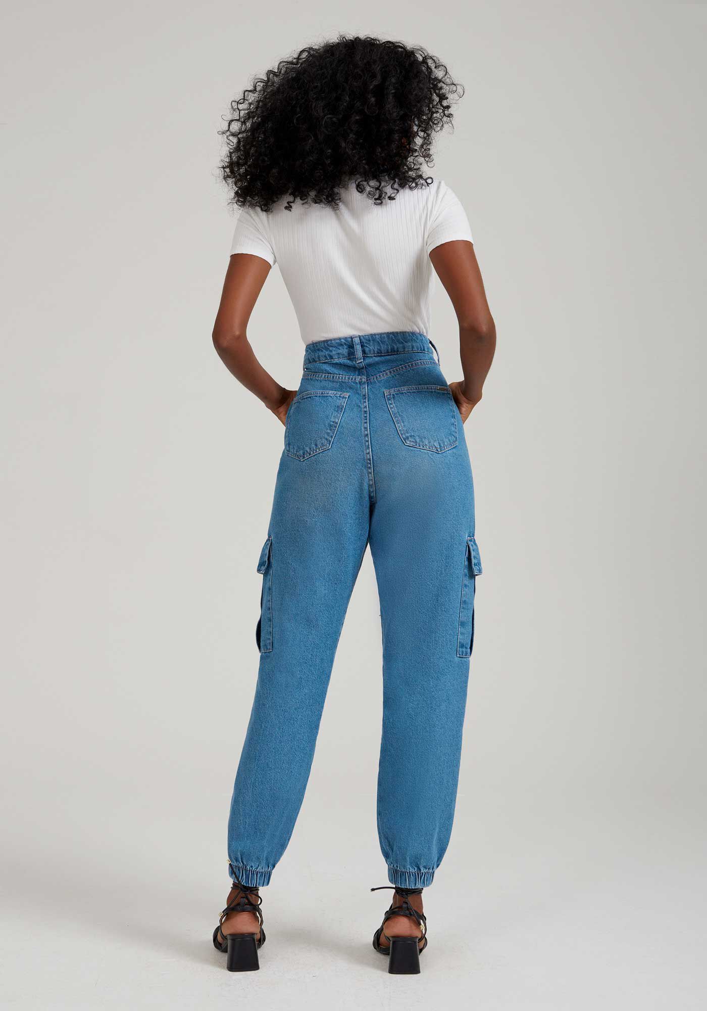 Calça jeans com bolso discount na perna