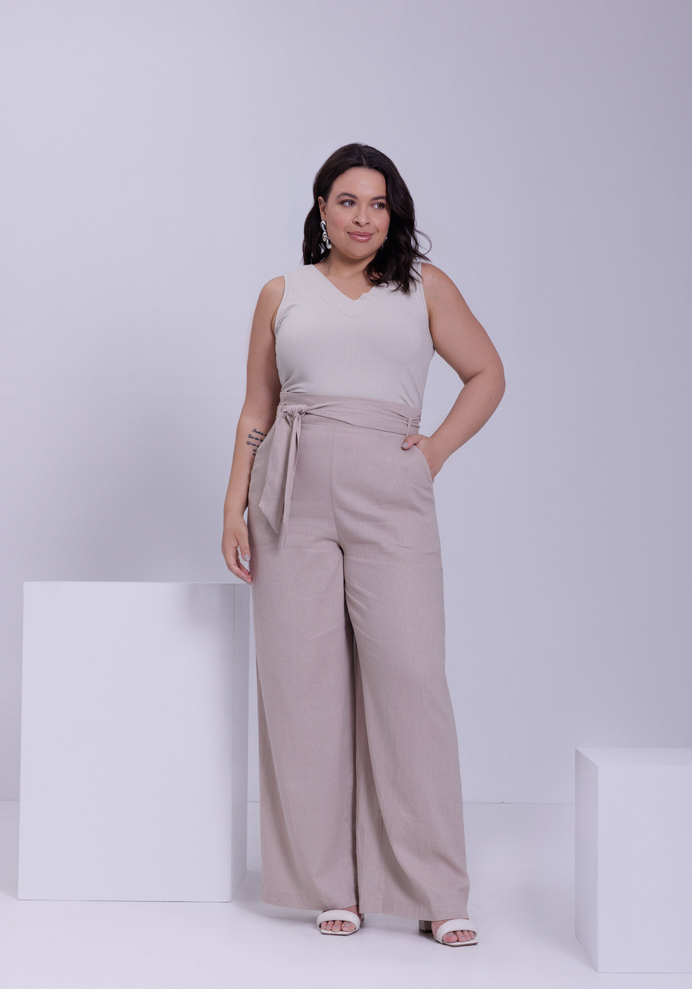 Cal&ccedil;a Wide Leg Plus Size em Tecido Linho com Cinto, BEGE IMPALA, large.