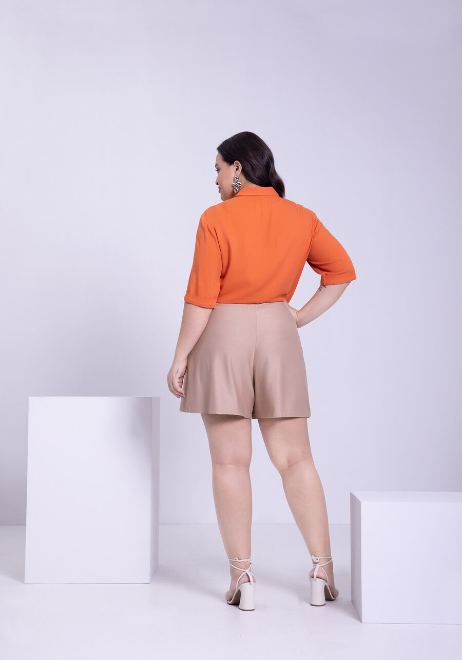 Shorts Saia Plus Size em Malha Crepe com Recorte Sobreposto, BEGE WOOL. Shorts Saia Plus Size em Malha Crepe com Recorte Sobreposto, BEGE WOOL, large.