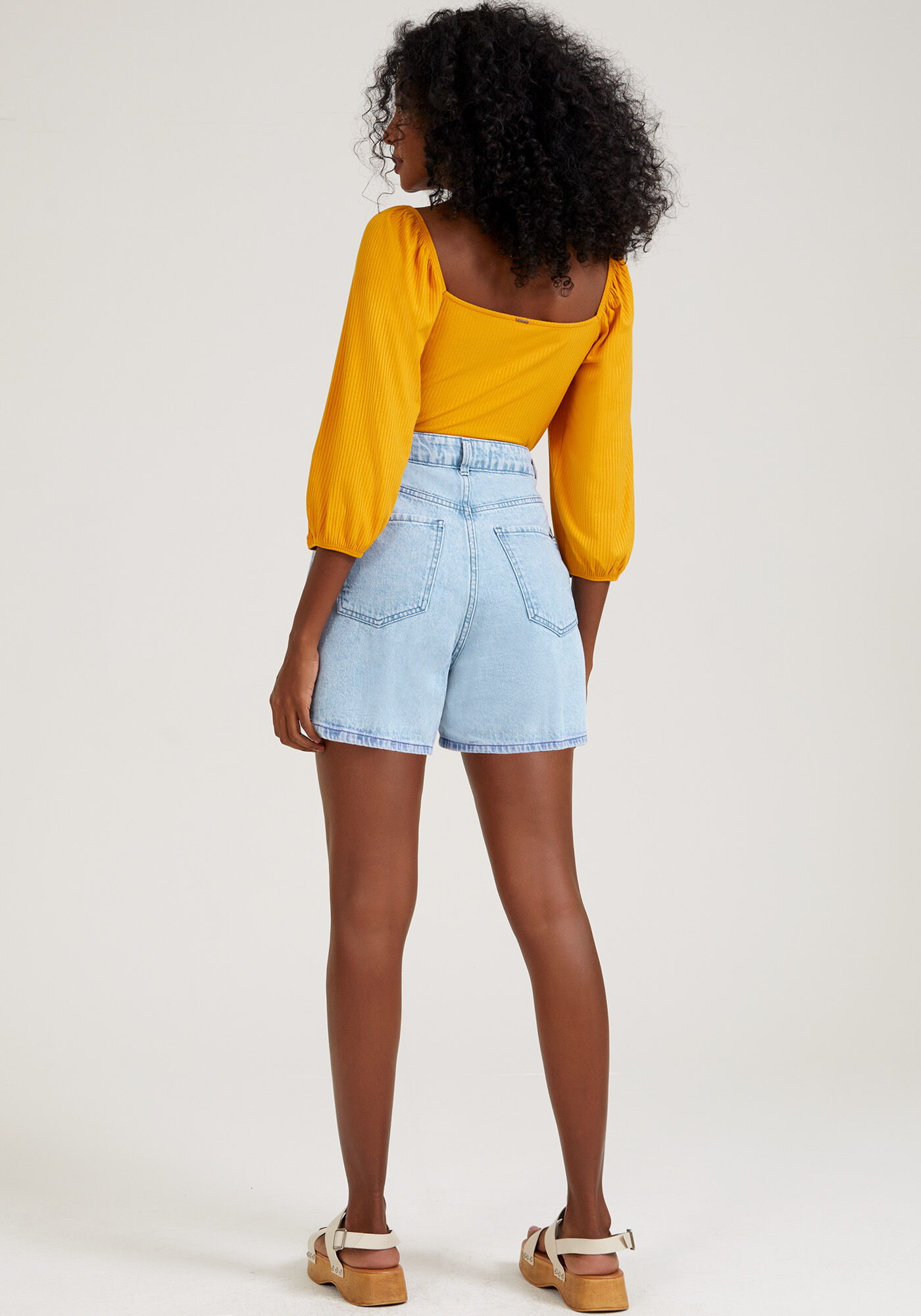 Shorts Jeans Mommy Claro com Cintura Alta, JEANS, large.