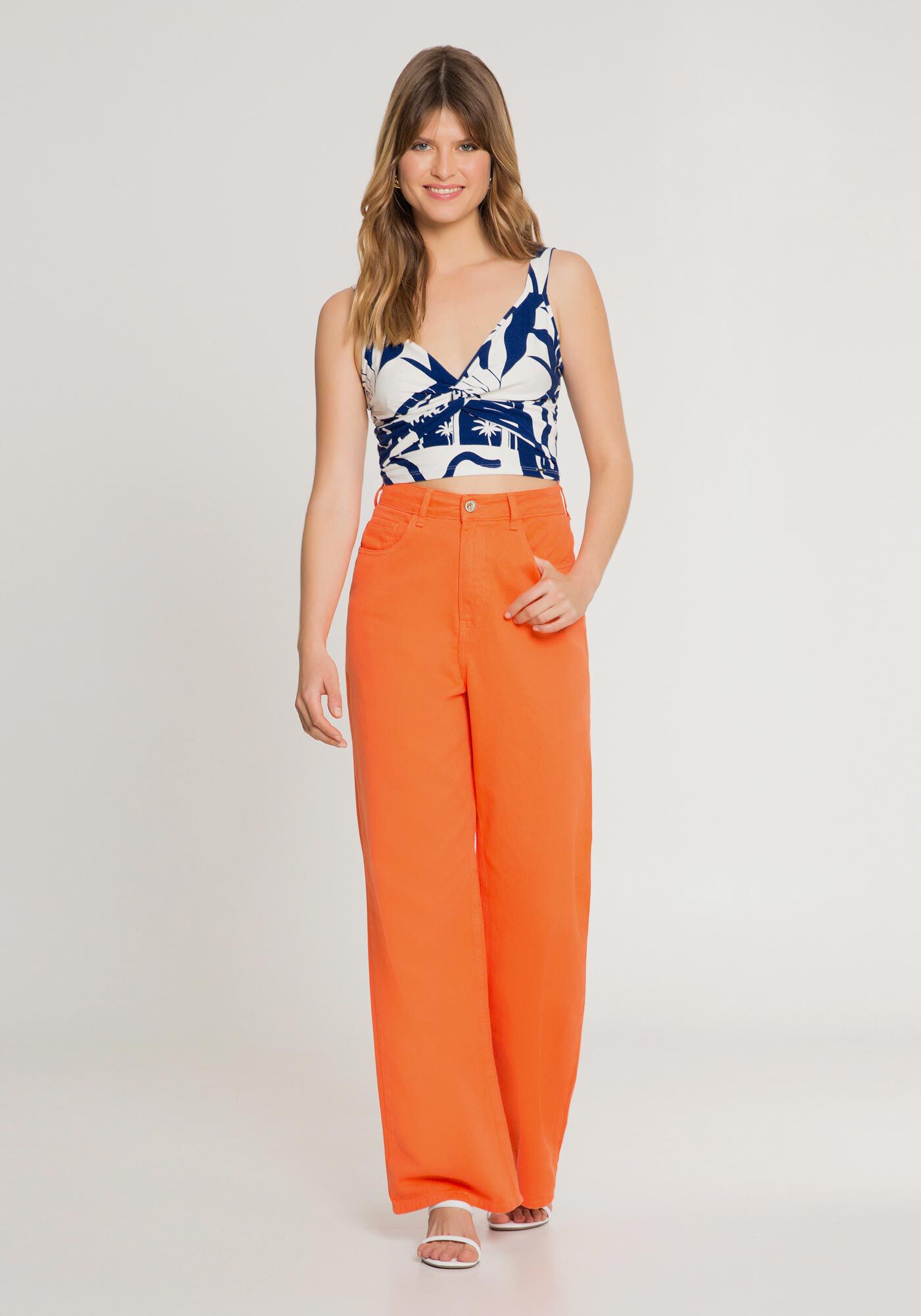 Blusa Cropped em Malha com Tor&ccedil;&atilde;o Decote, , large.