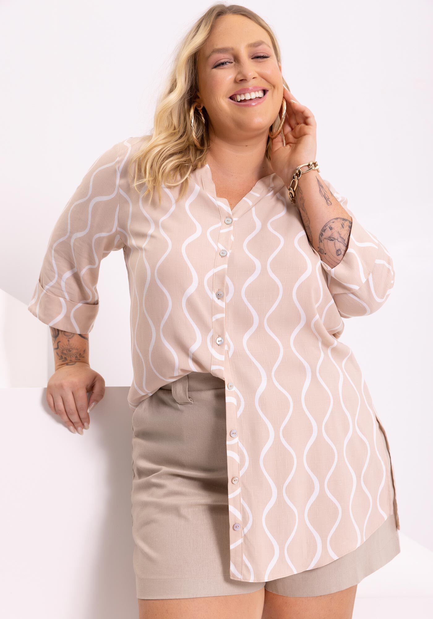 Camisa Alongada de Mangas M&eacute;dias Com Gola Padre Em Viscose, SIMPLICIDADE MARROM, large.