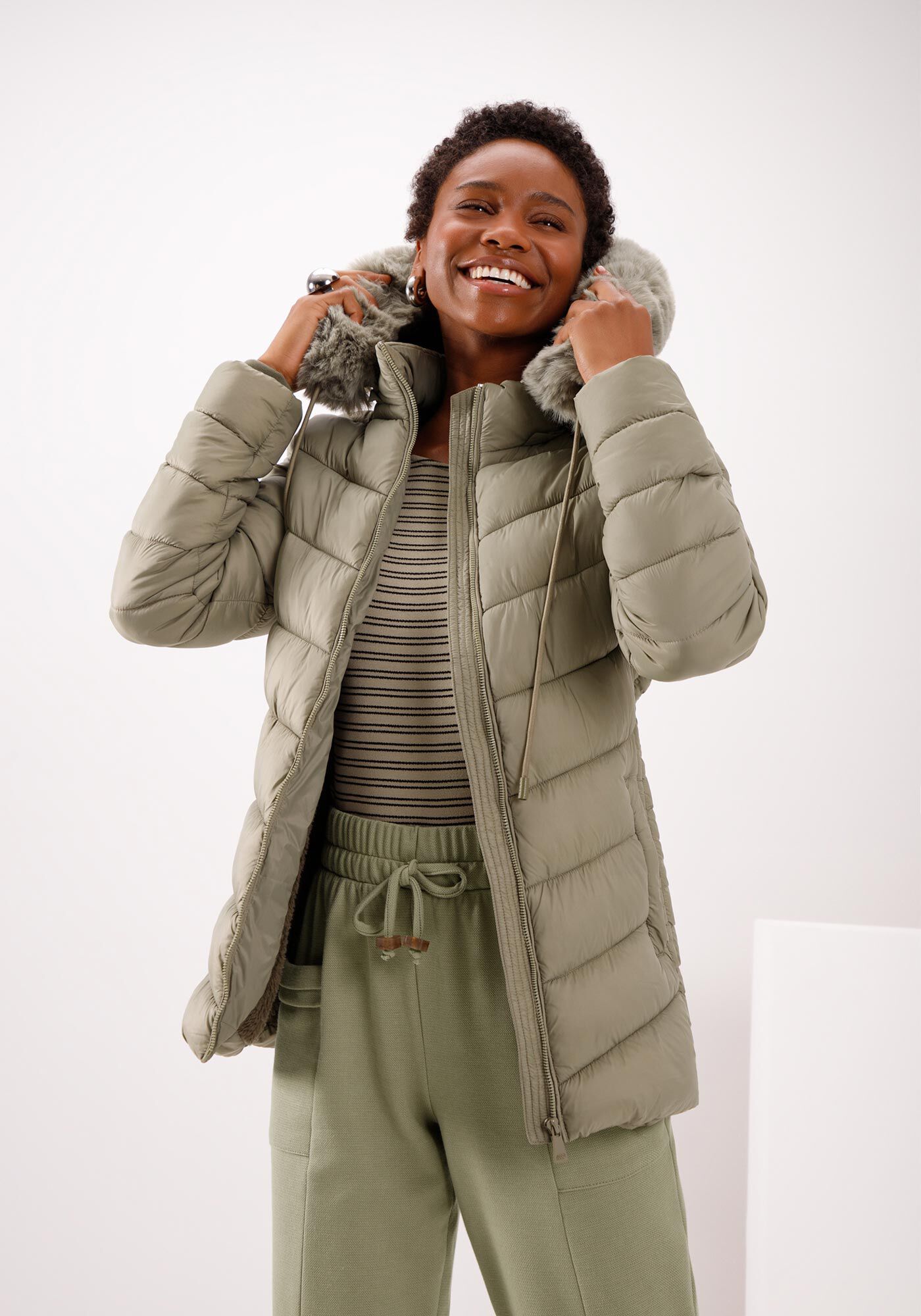 Jaqueta Puffer Alongada com Forro Pelo, VERDE EUCALIPTO, large.