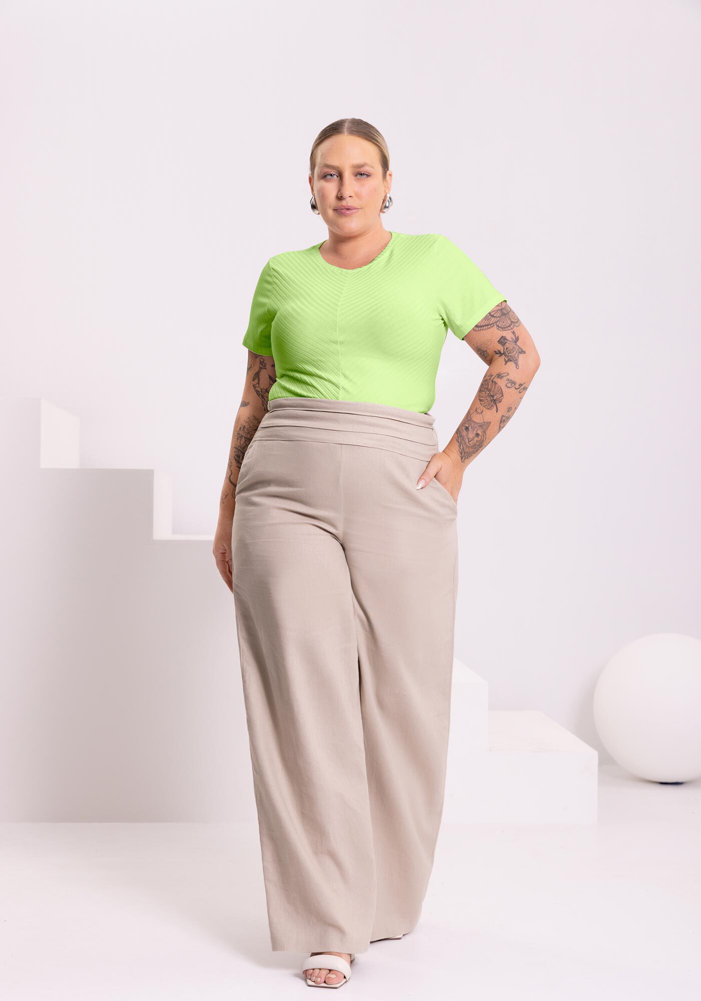 Blusa B&aacute;sica Canelada De Mangas Curtas Com Recorte Frontal, , large.