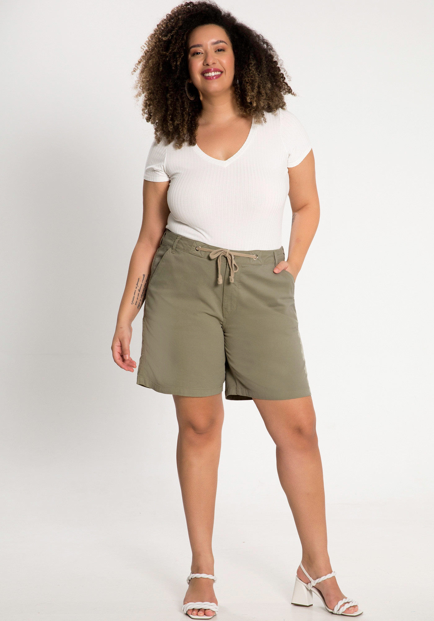 Shorts Boyfriend Plus Size Com Bolsos Em Sarja Com Elastano, VERDE BRITANICO, large.