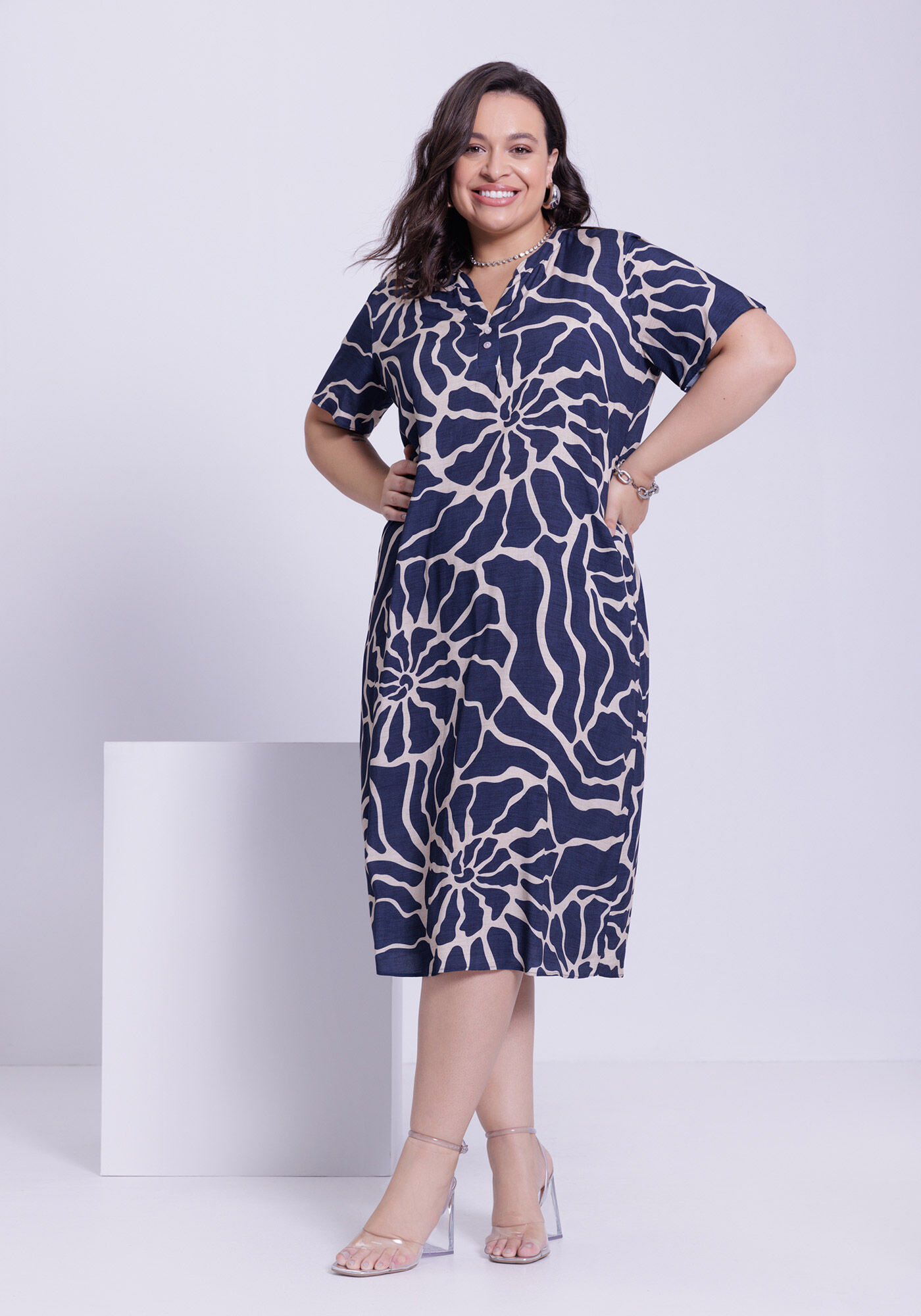 Vestido Midi Plus Size Estampado em Viscose com Gola V, ANIS MARINHO, large.