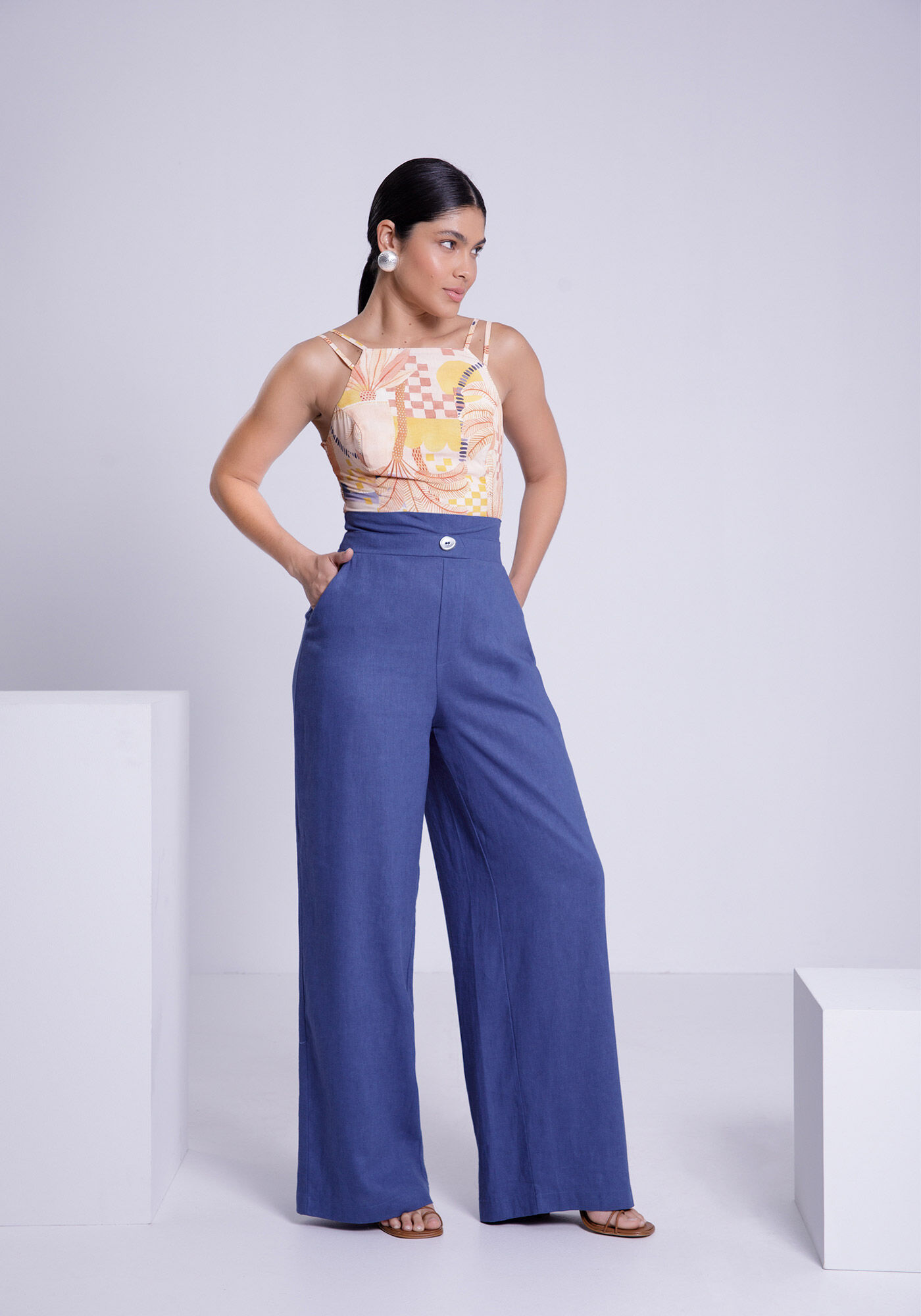 Blusa Cropped em Viscose Estampada com Detalhe Al&ccedil;as, , large.