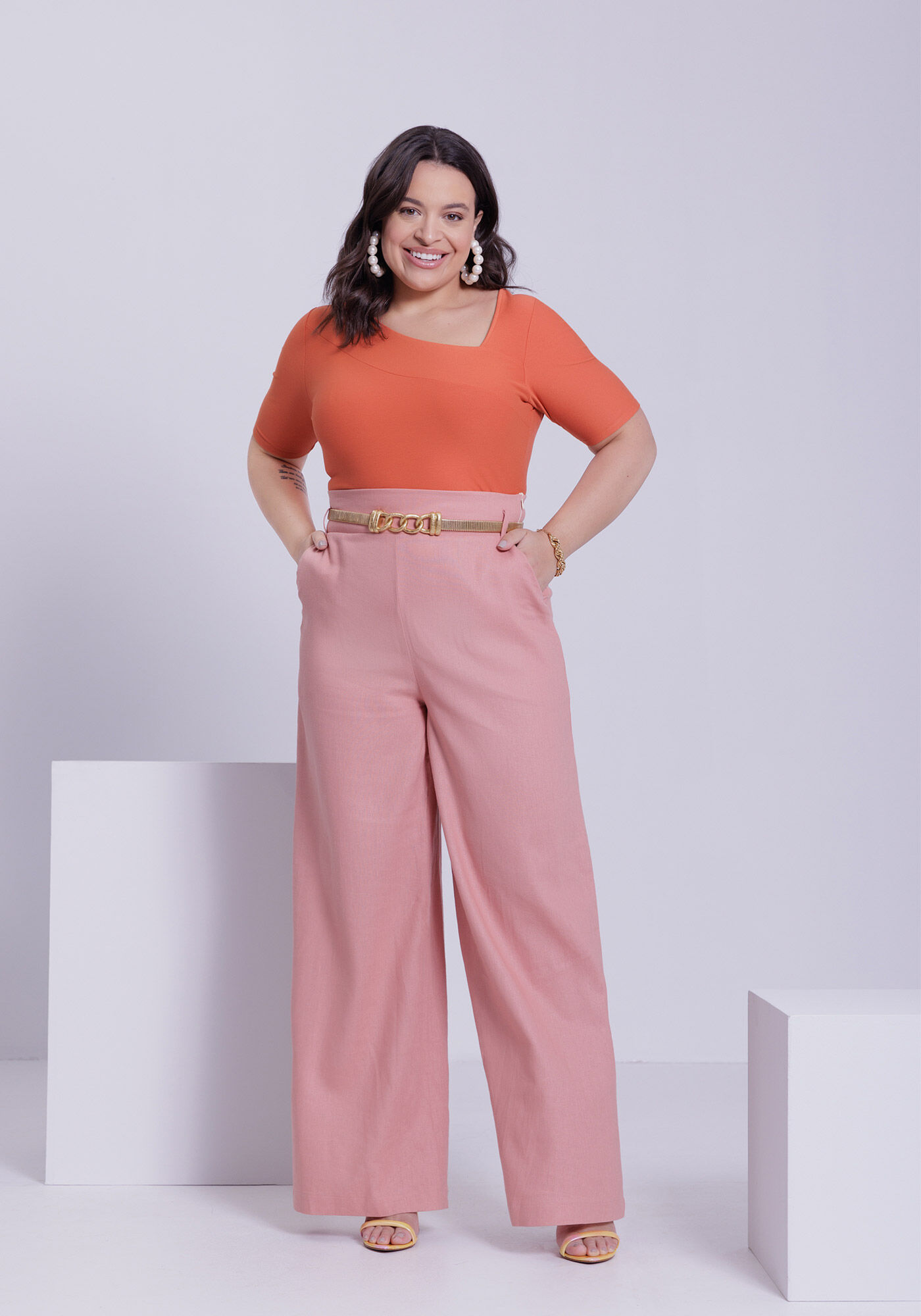 Blusa Manga Curta Plus Size com Decote Assim&eacute;trico, LARANJA RUSTY, large.