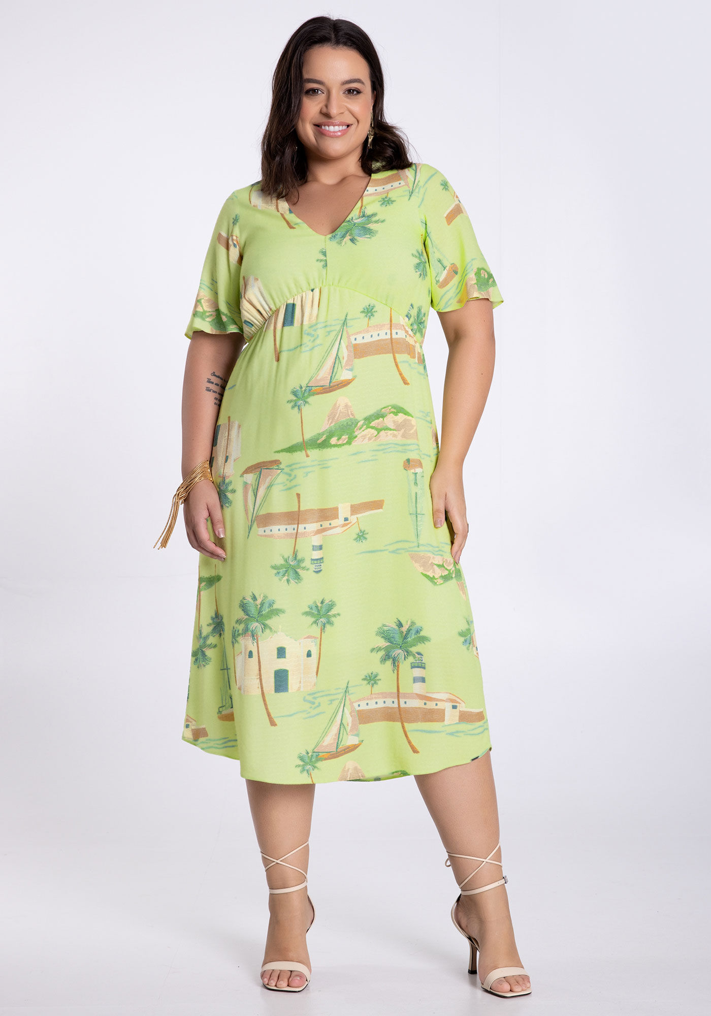 Vestido plus size floral hotsell com decote em v