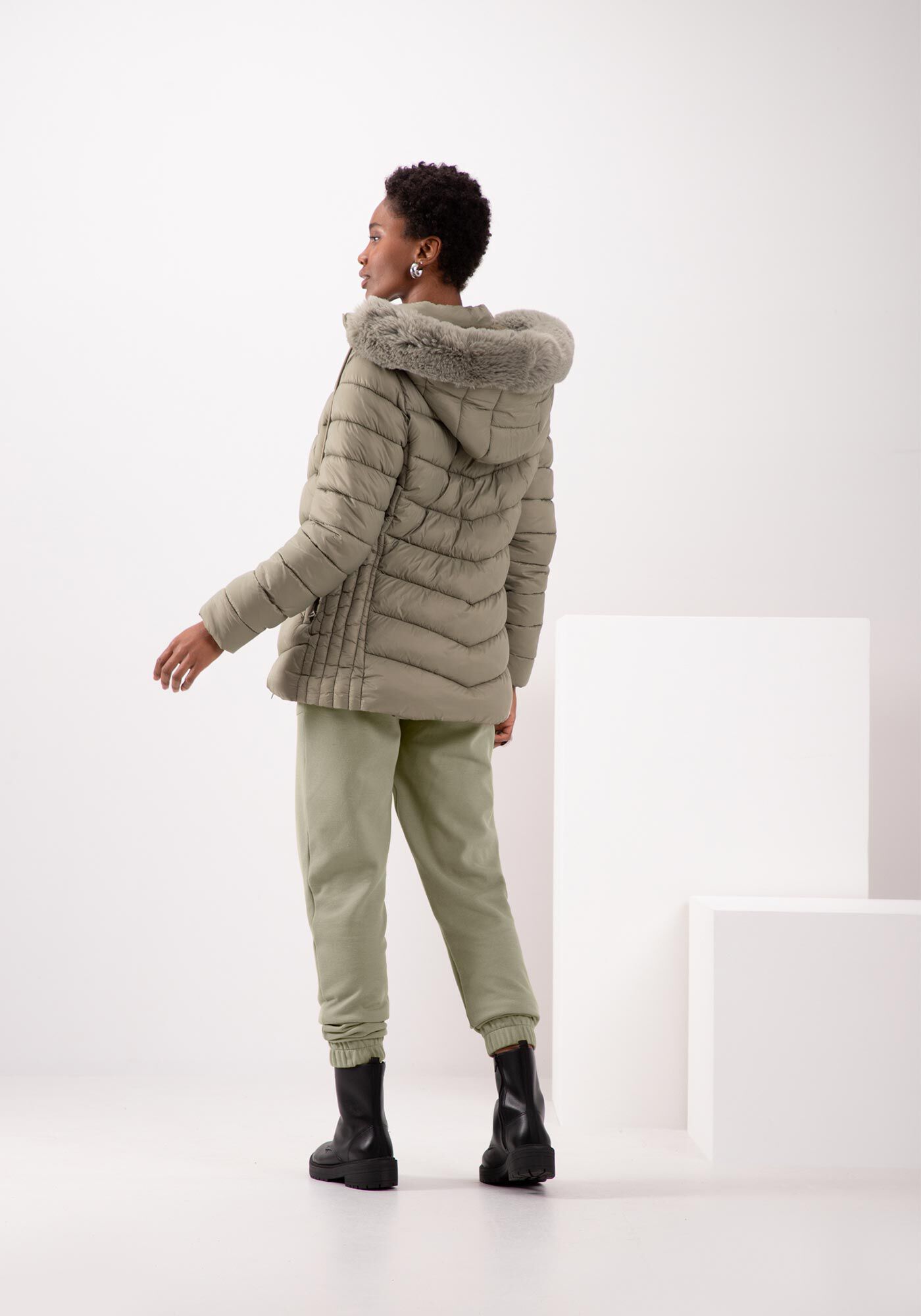 Jaqueta Puffer Alongada com Forro Pelo, VERDE EUCALIPTO, large.