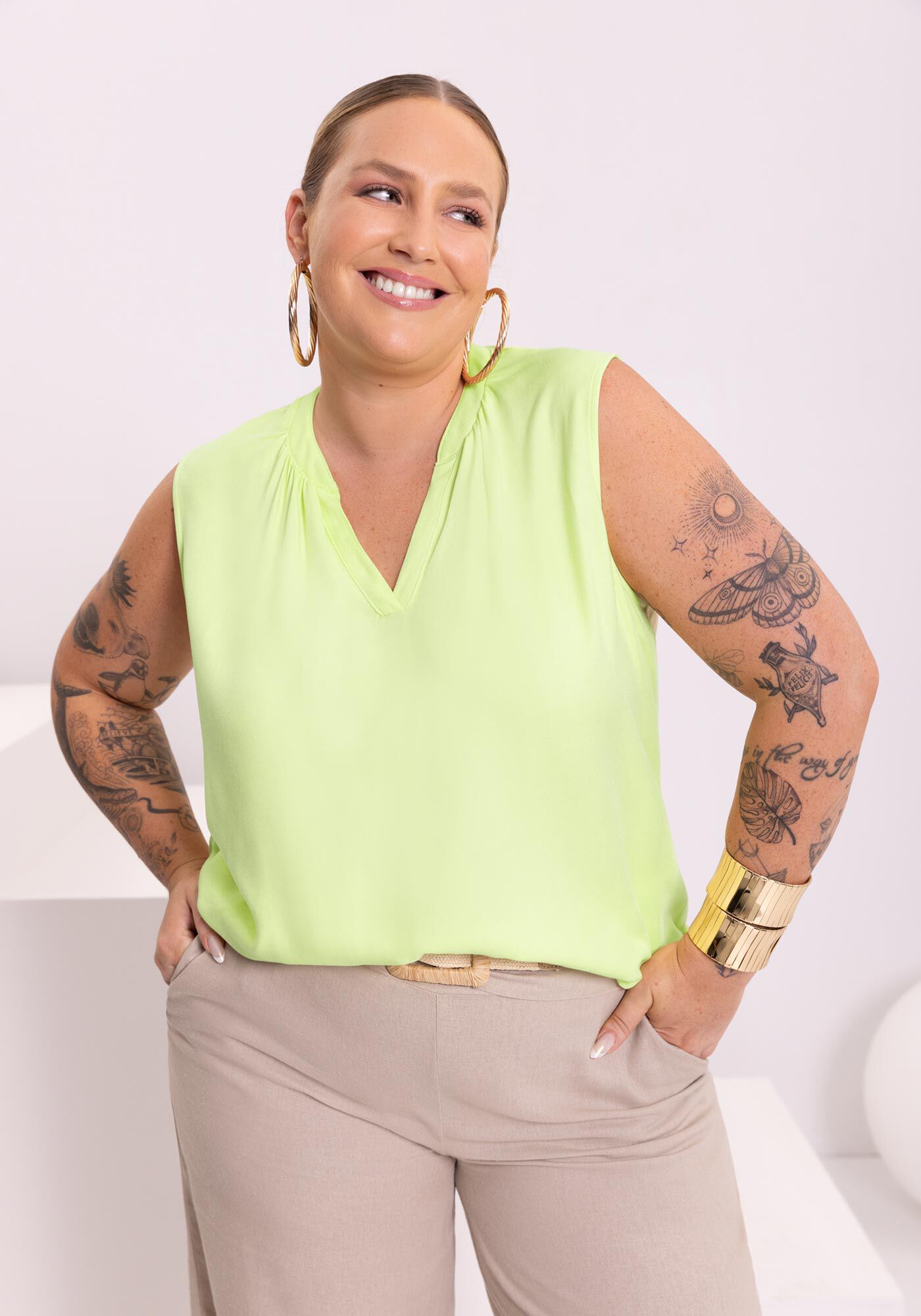 Blusa Com Decote Em V E Gola Drapeada Em Viscose Respons&aacute;vel, , large.