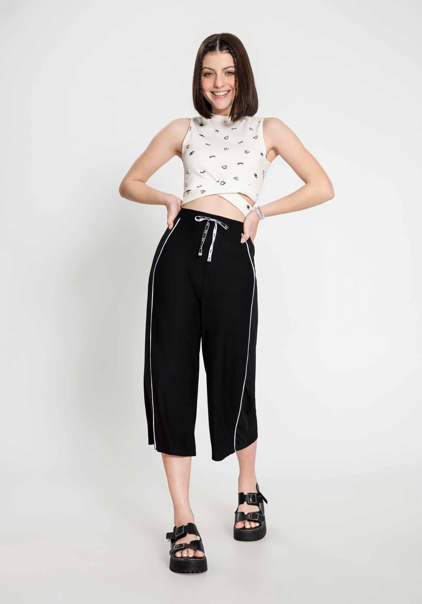 Calça pantacourt preta com new arrivals listra lateral