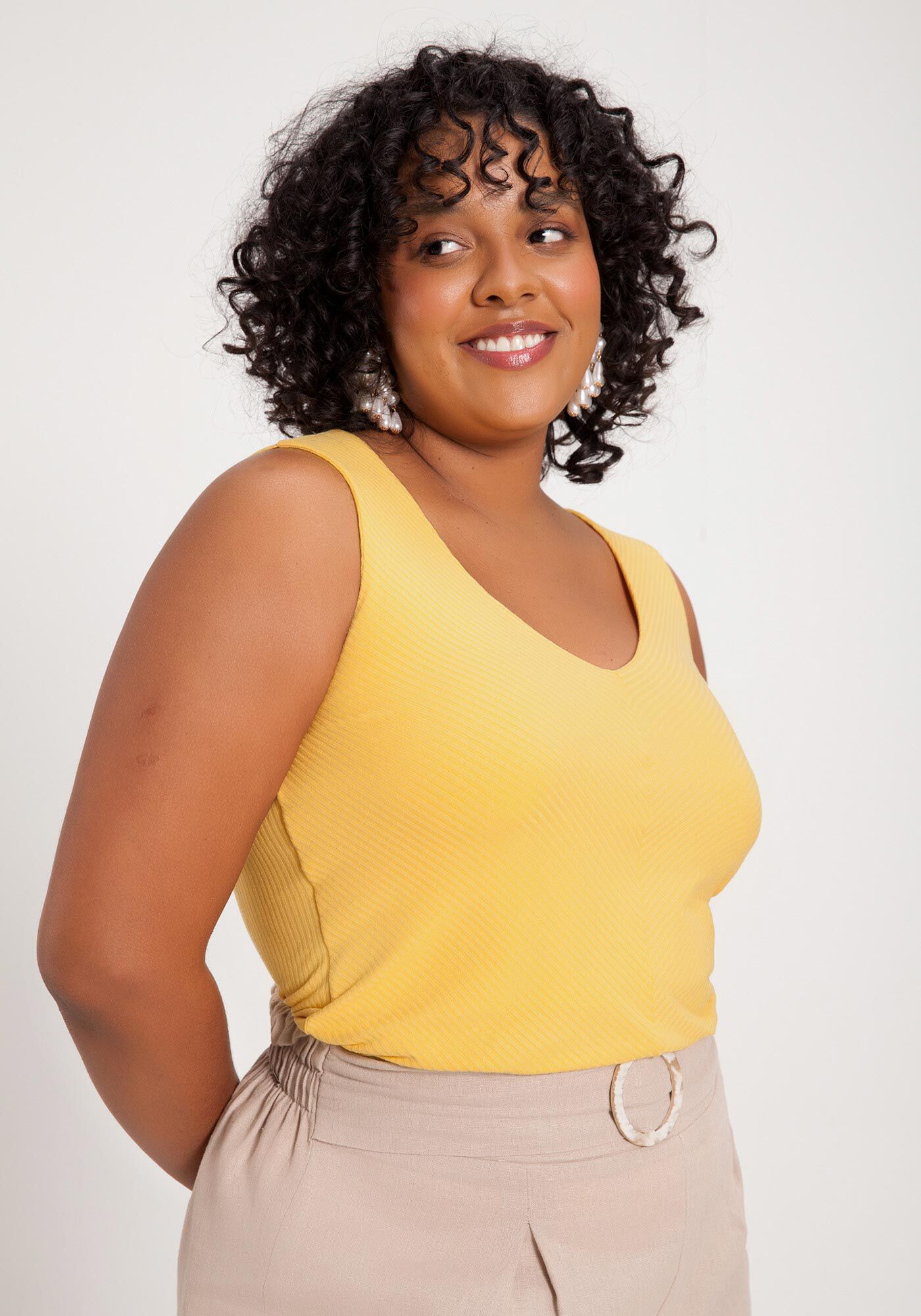 Regata Plus Size Canelada com Decote V Lunender