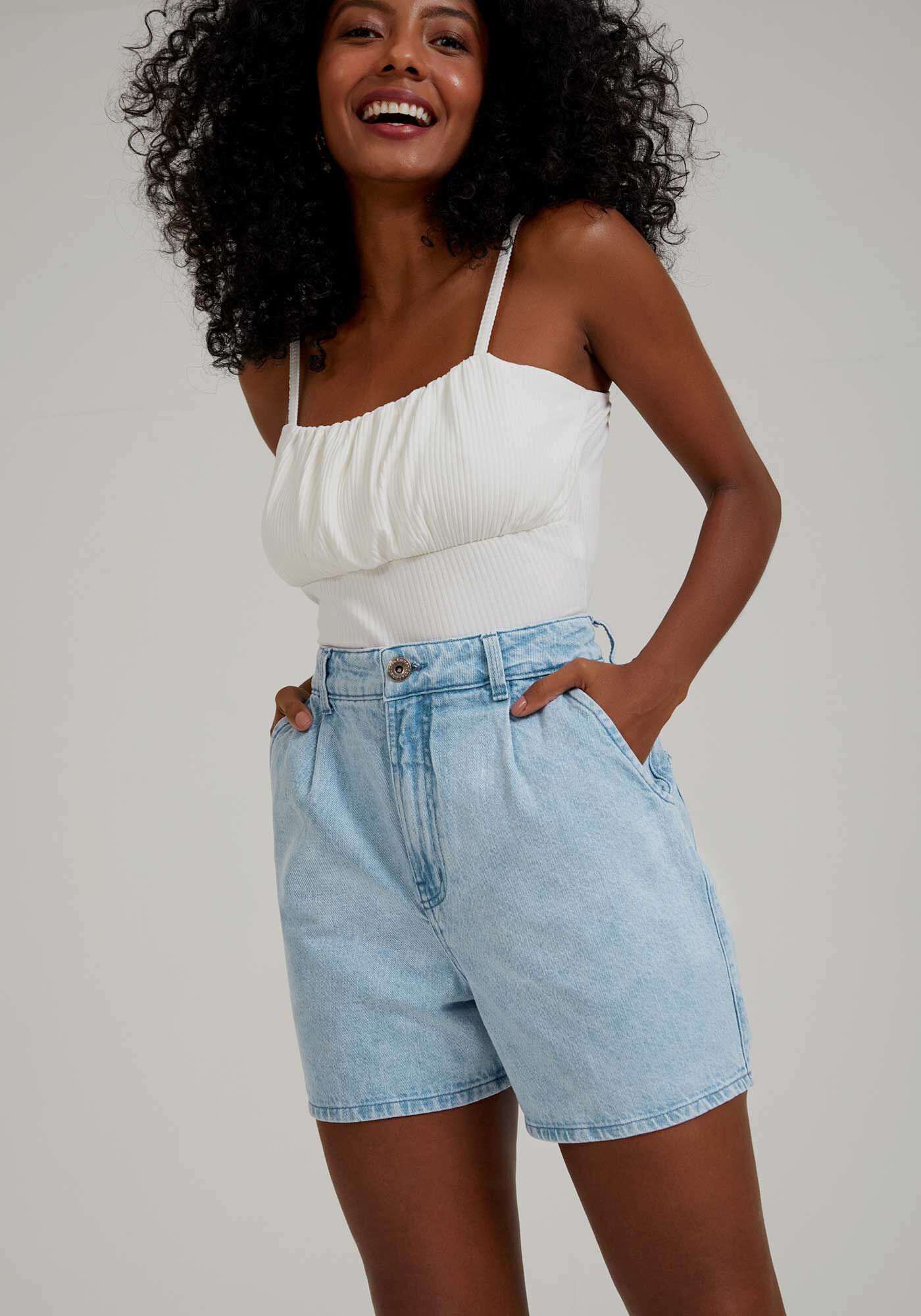 Shorts Jeans Mommy Claro com Cintura Alta Lunender