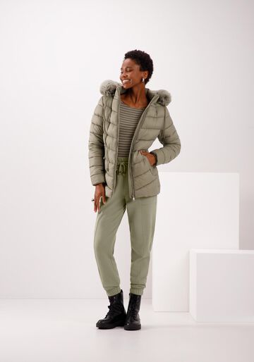 Jaqueta Puffer Alongada com Forro Pelo, VERDE EUCALIPTO. Jaqueta Puffer Alongada com Forro Pelo, VERDE EUCALIPTO, large.