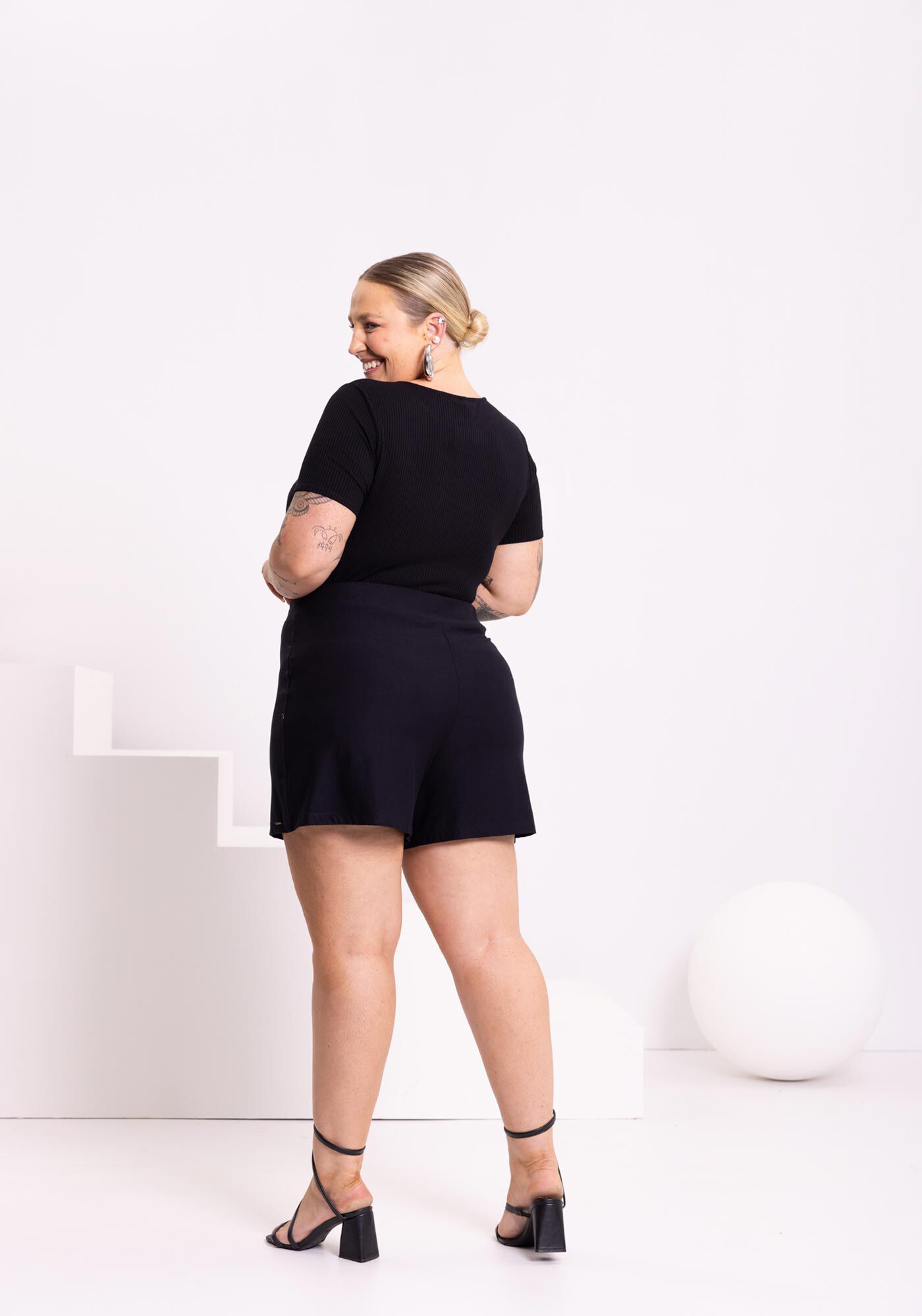 Shorts De Cintura Alta Com Detalhe Frontal Em Malha Crepe, PRETO, large.